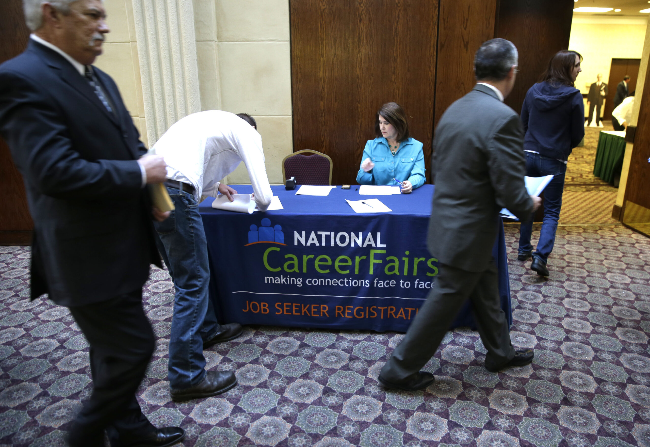 US applications for jobless benefits drop to 336k