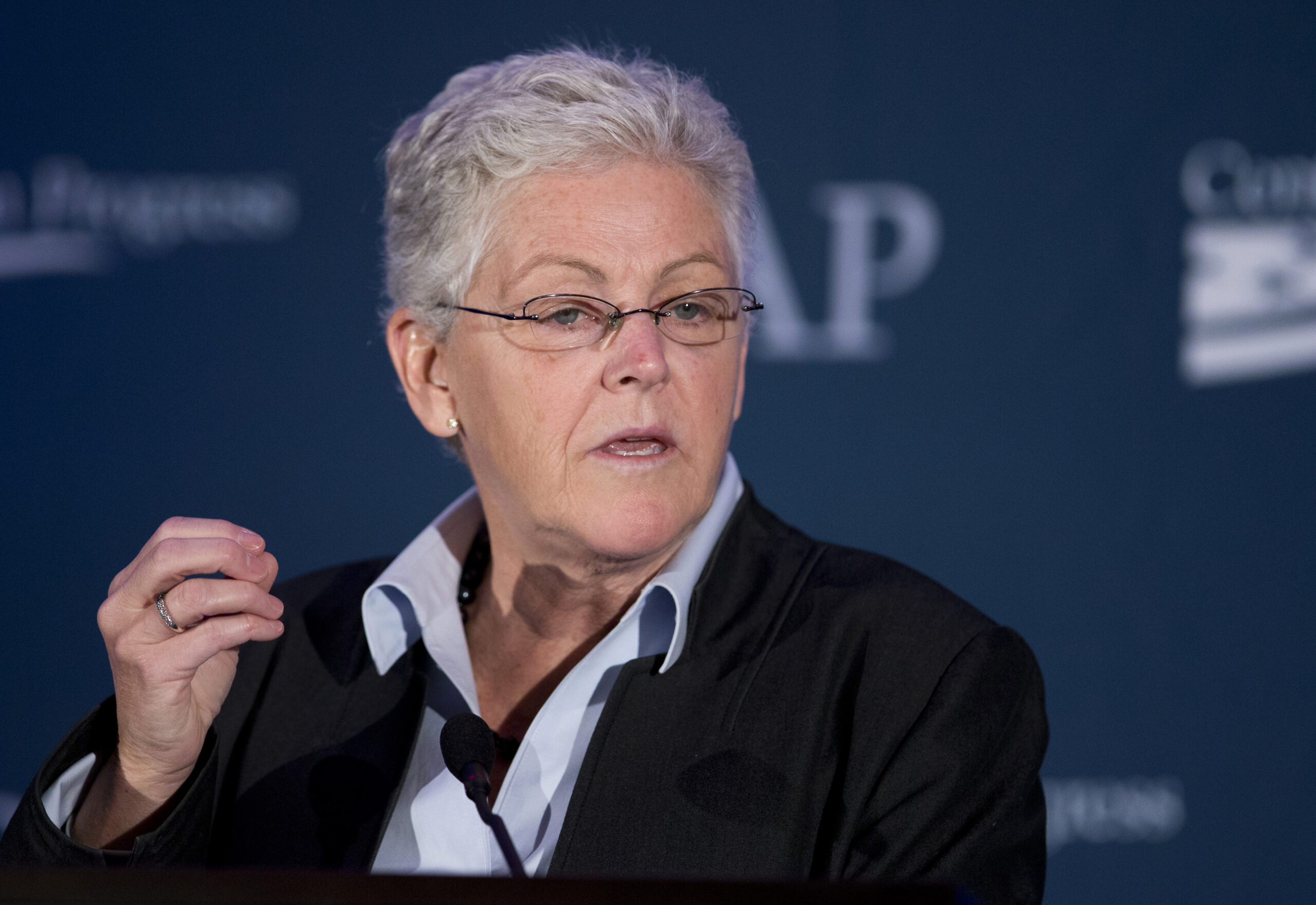 Fuel-efficiency rule for trucks, buses sent to White House