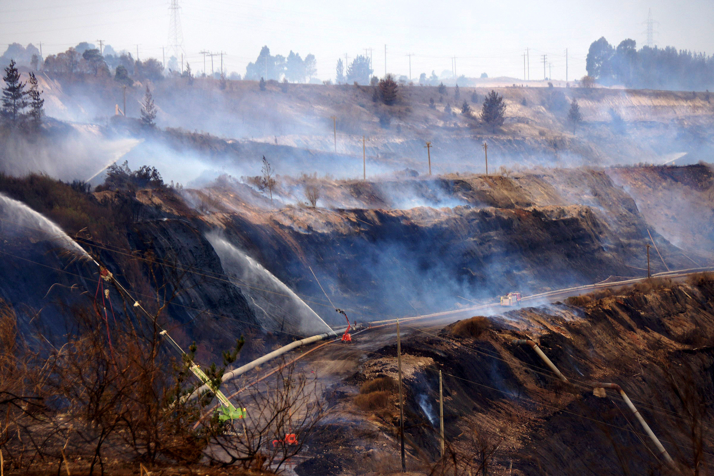 Australians advised to flee town near burning mine