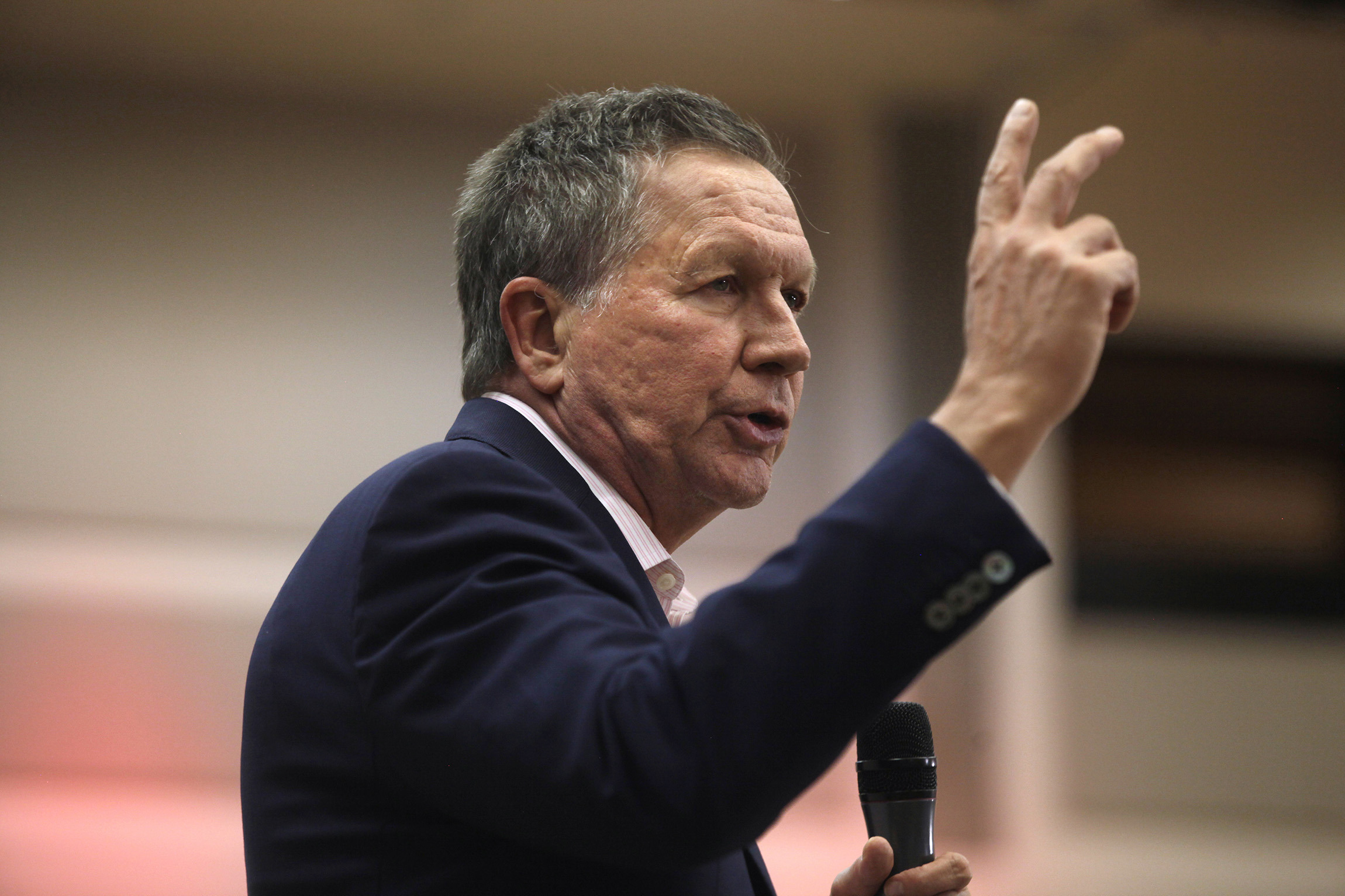 Team Kasich accuses Cruz of being establishment candidate