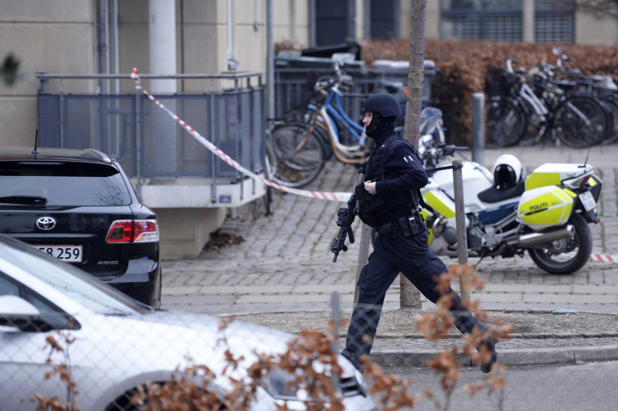 Denmark police on the hunt for cafe gunman