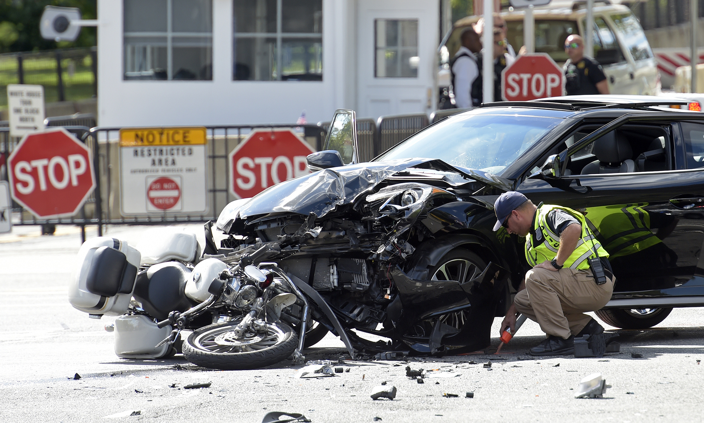 Secret Service motorcycle cop struck by car