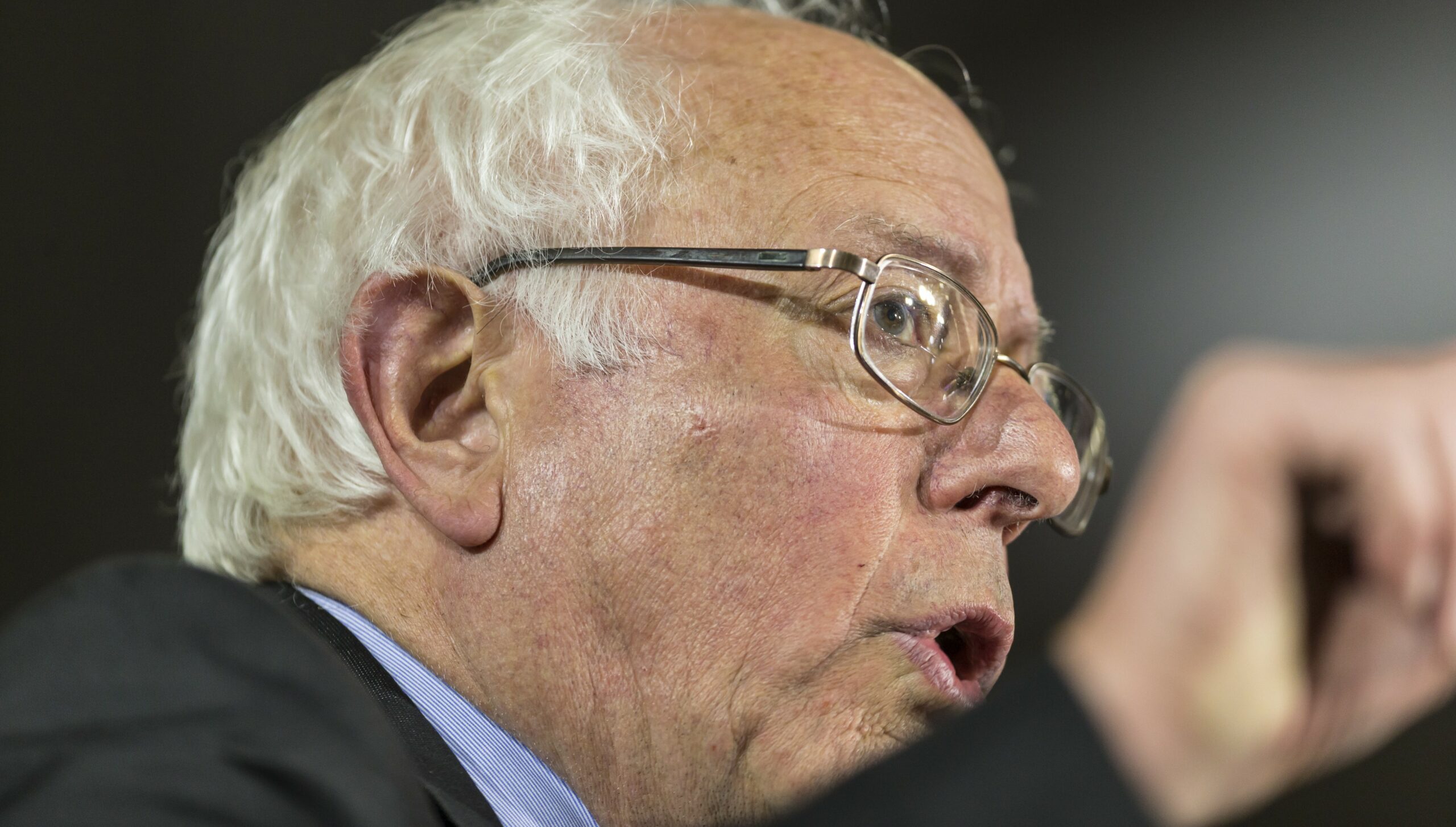 Sanders closing in on Clinton in latest national poll