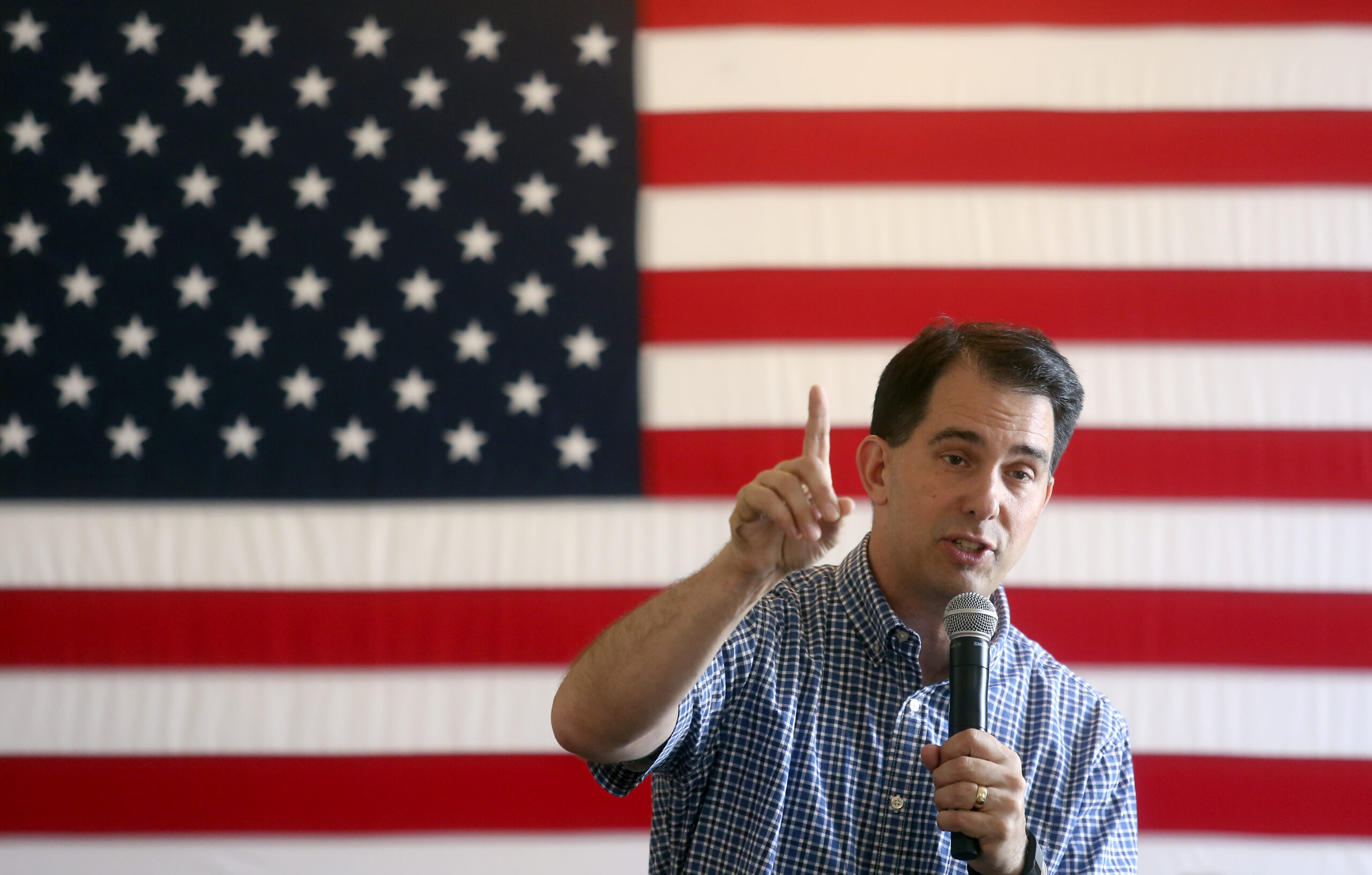 Walker proposes ban on government unions