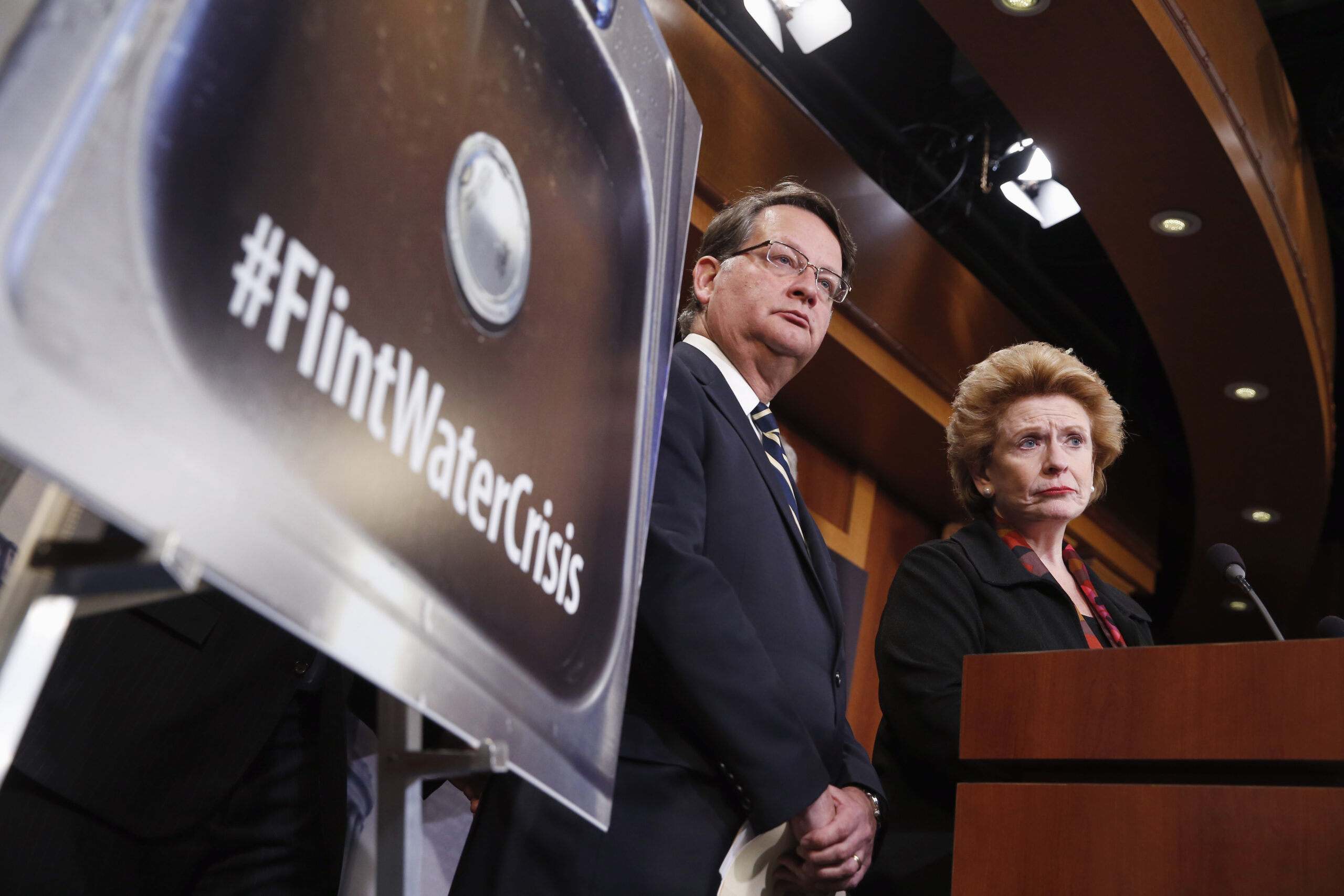 Michigan senators press Flint water deal