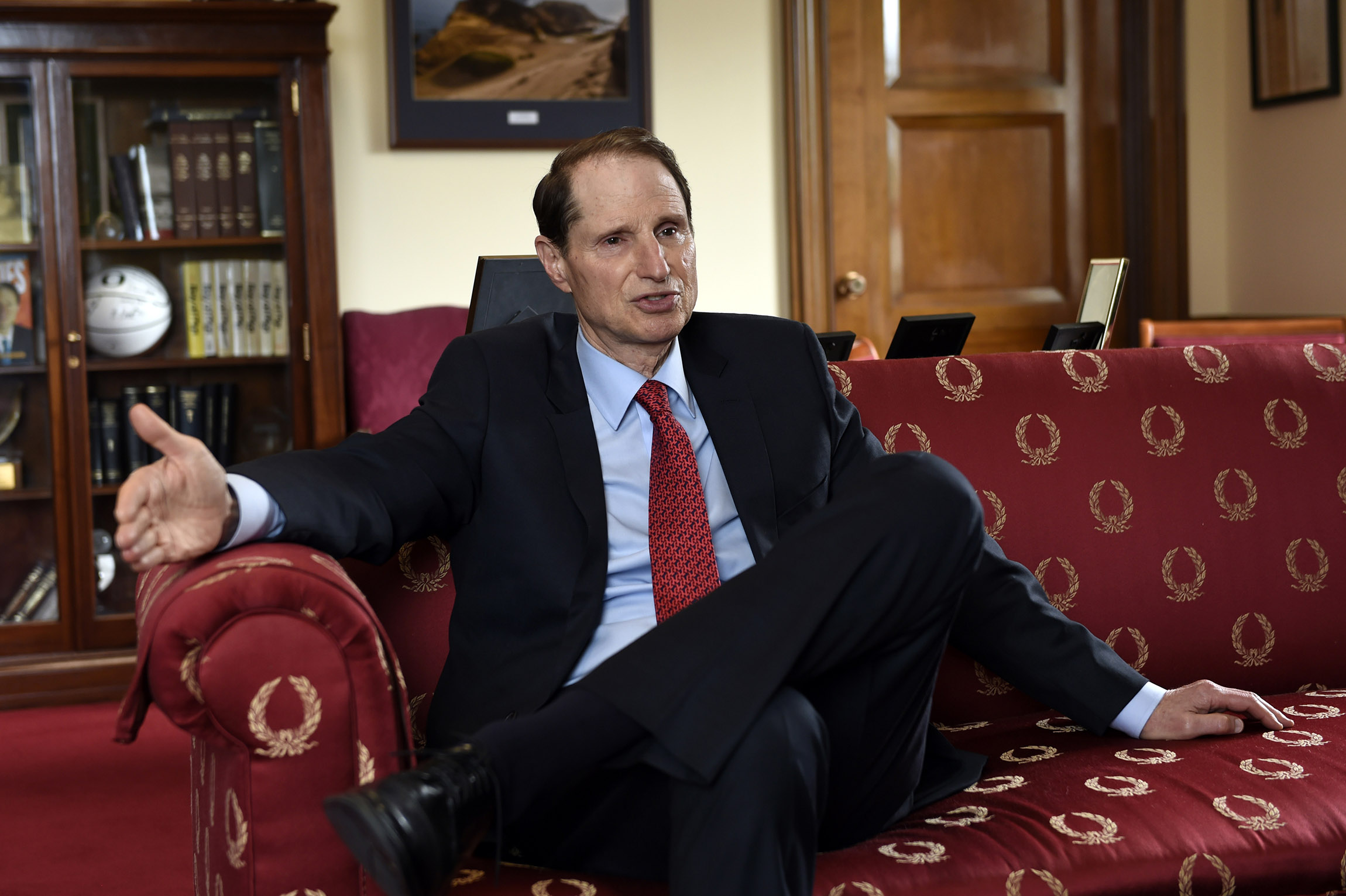 Wyden: Double standard exists on leaking classified intel