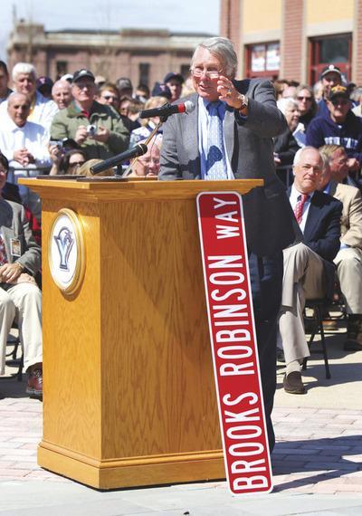 Thom Loverro: Orioles’ E-5 in judgment on Robinson statue