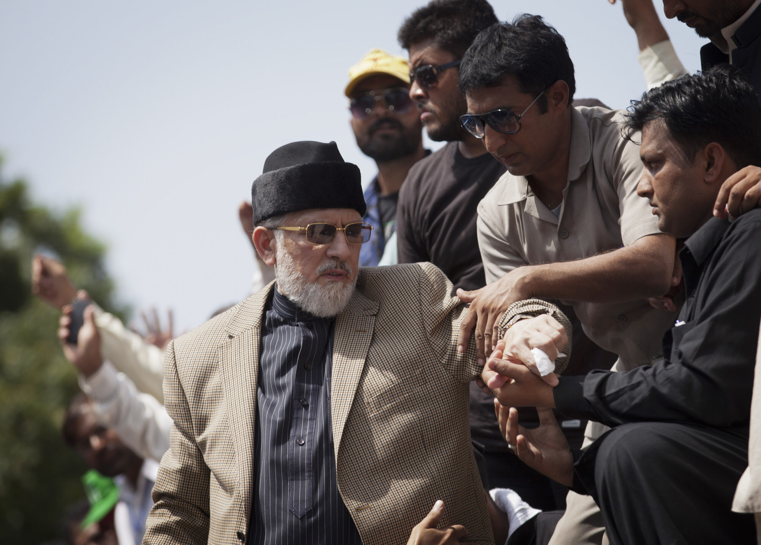 Thousands of protesters demand re-vote in Pakistan