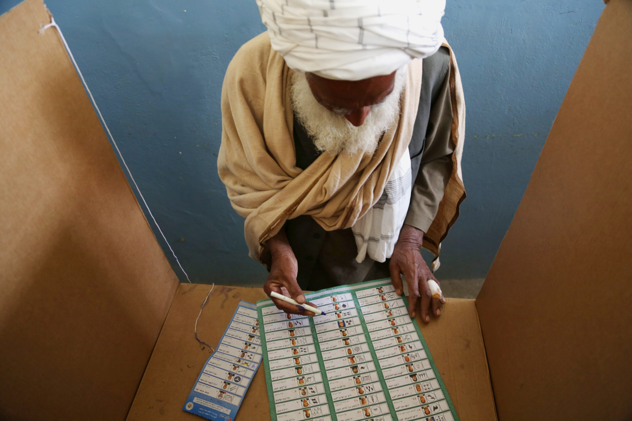 Defying Taliban threats, Afghans vote in droves