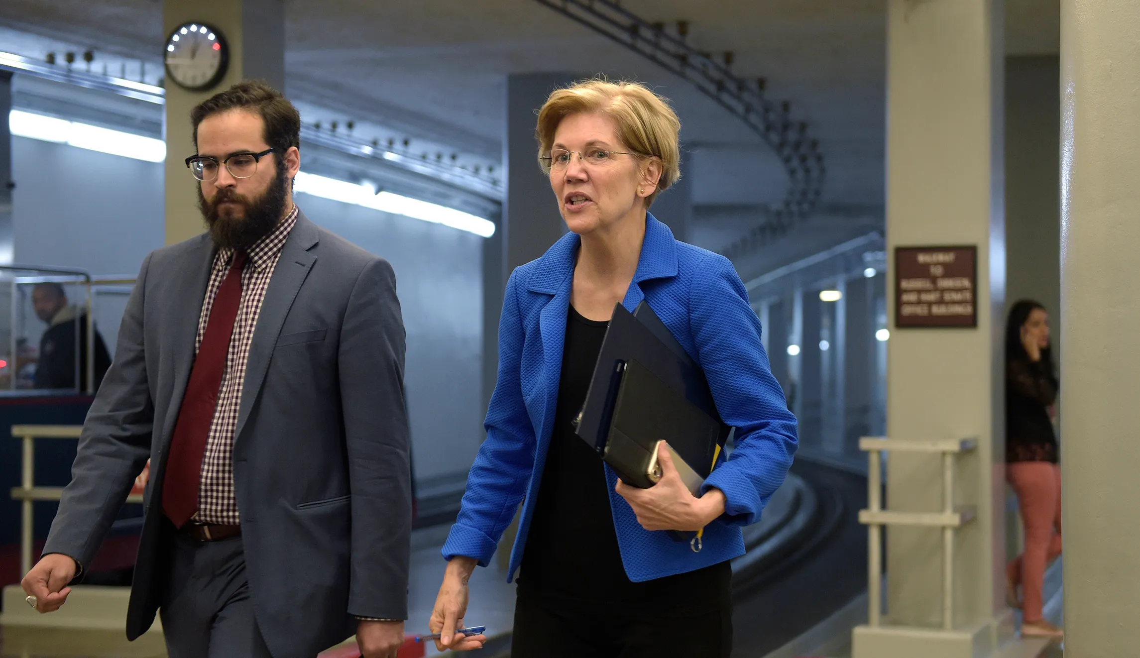 Elizabeth Warren is hypocritically meeting with Wall Street CEOs