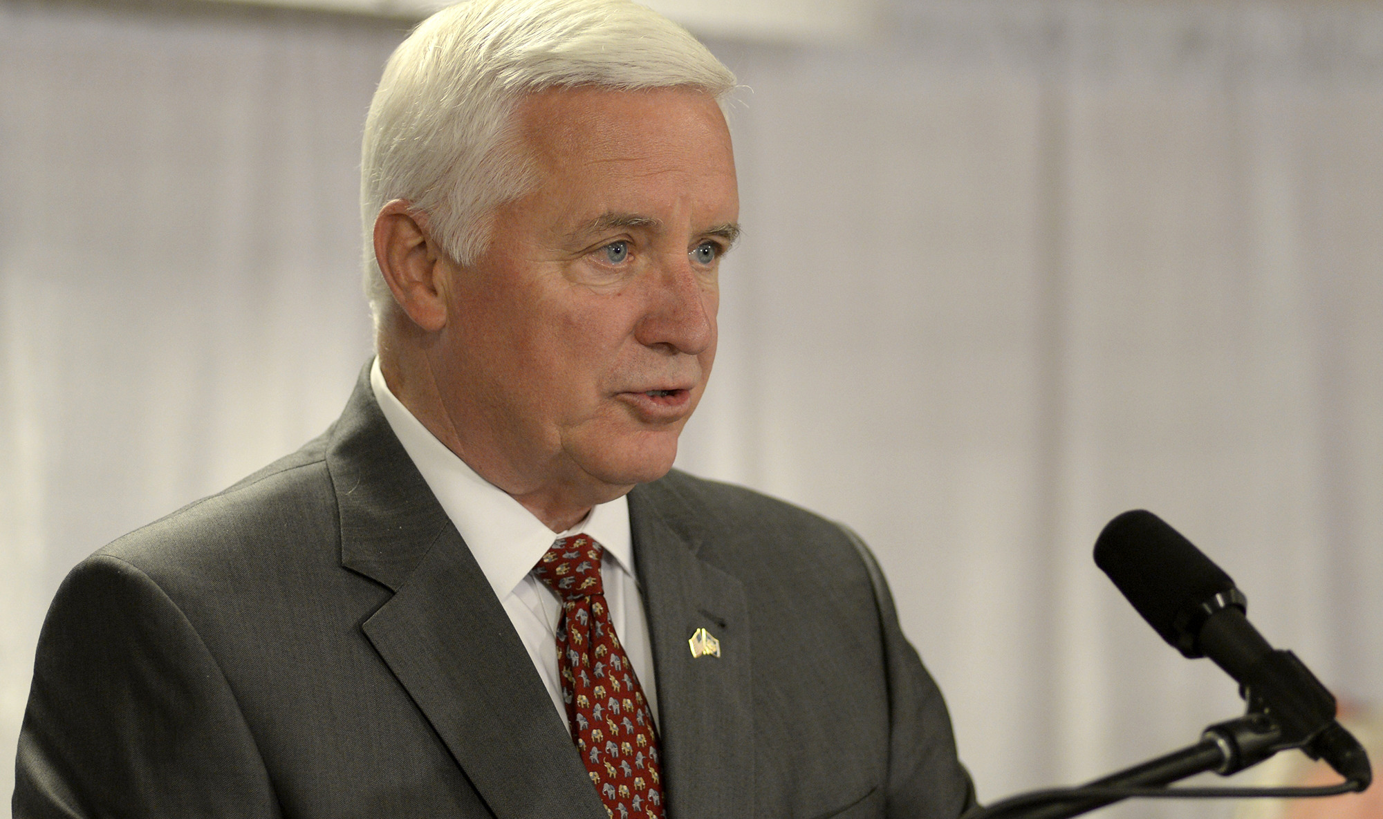 Pennsylvania Gov. Tom Corbett seeks to link opponent Tom Wolf to EPA proposal
