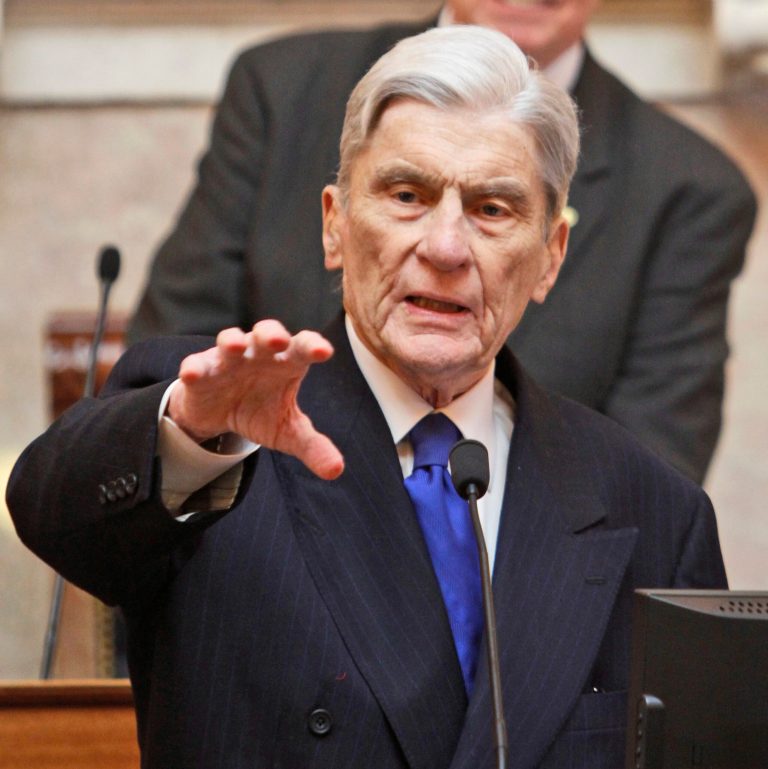 Ex-GOP Sen. John Warner endorses Dem