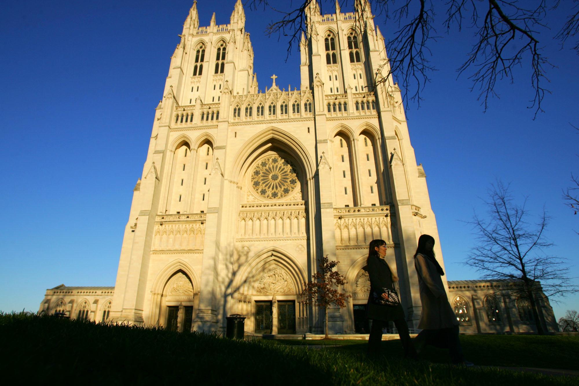 Pinnacle being removed from National Cathedral