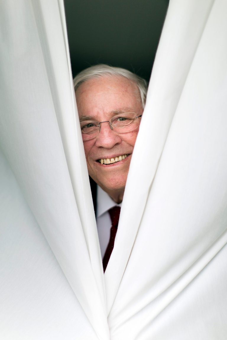 Christoph Blocher posiert hinter einem Vorhang am Freitag, 9. Mai 2014, in seinem Buero in Maennerdorf, am Zuerichsee. Blocher tritt per Ende Mai 2014 als Nationalrat zurÃ¼ck. Dies gab der Zuercher SVP-Nationalrat und alt Bundesrat am Freitag, 9. Mai 2014 auf seinem Internetportal ''teleblocher'' bekannt (KEYSTONE/Gaetan Bally)