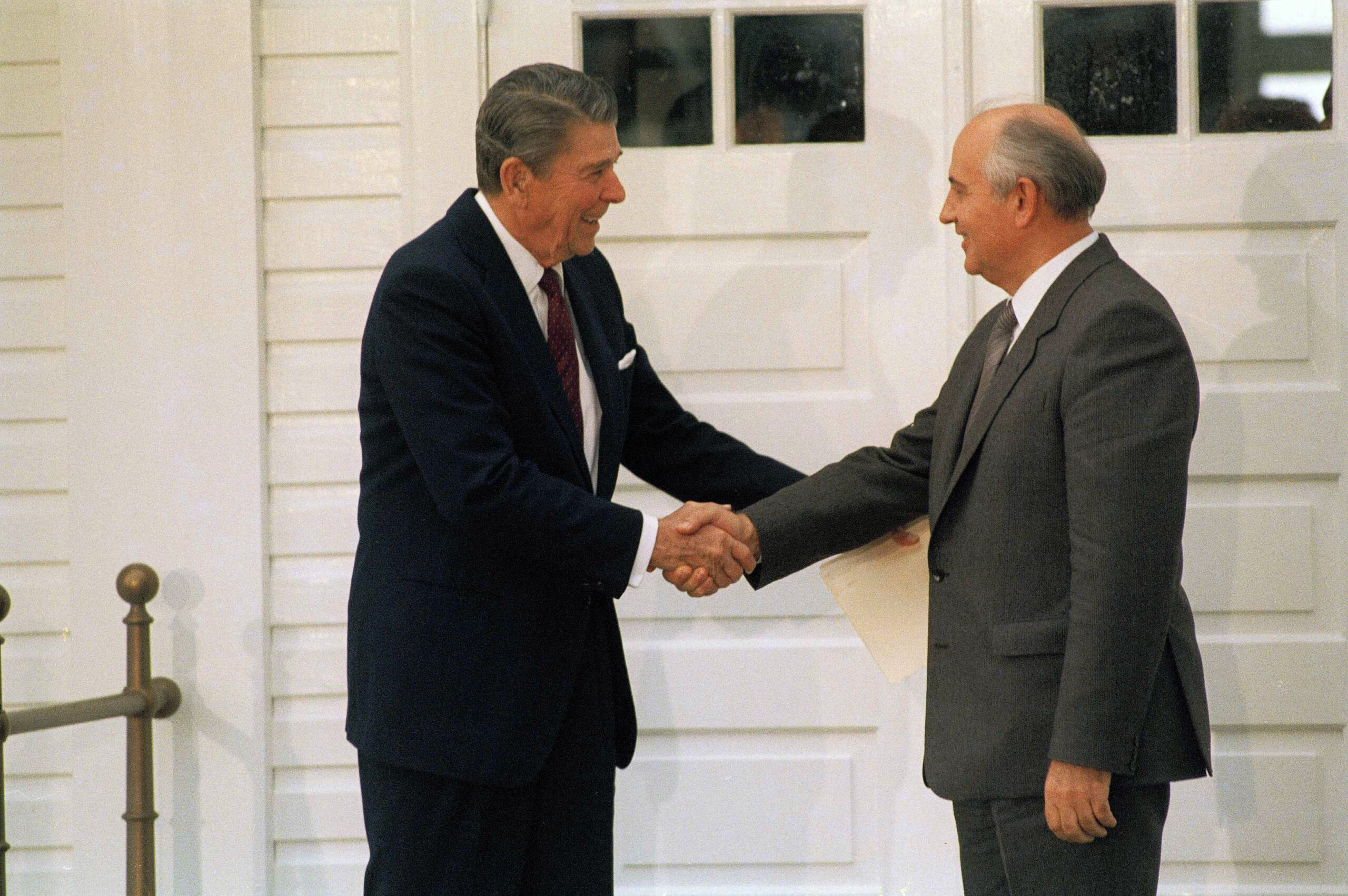 Obama is crushing the Ronald Reagan link, and Vladimir Putin knows it