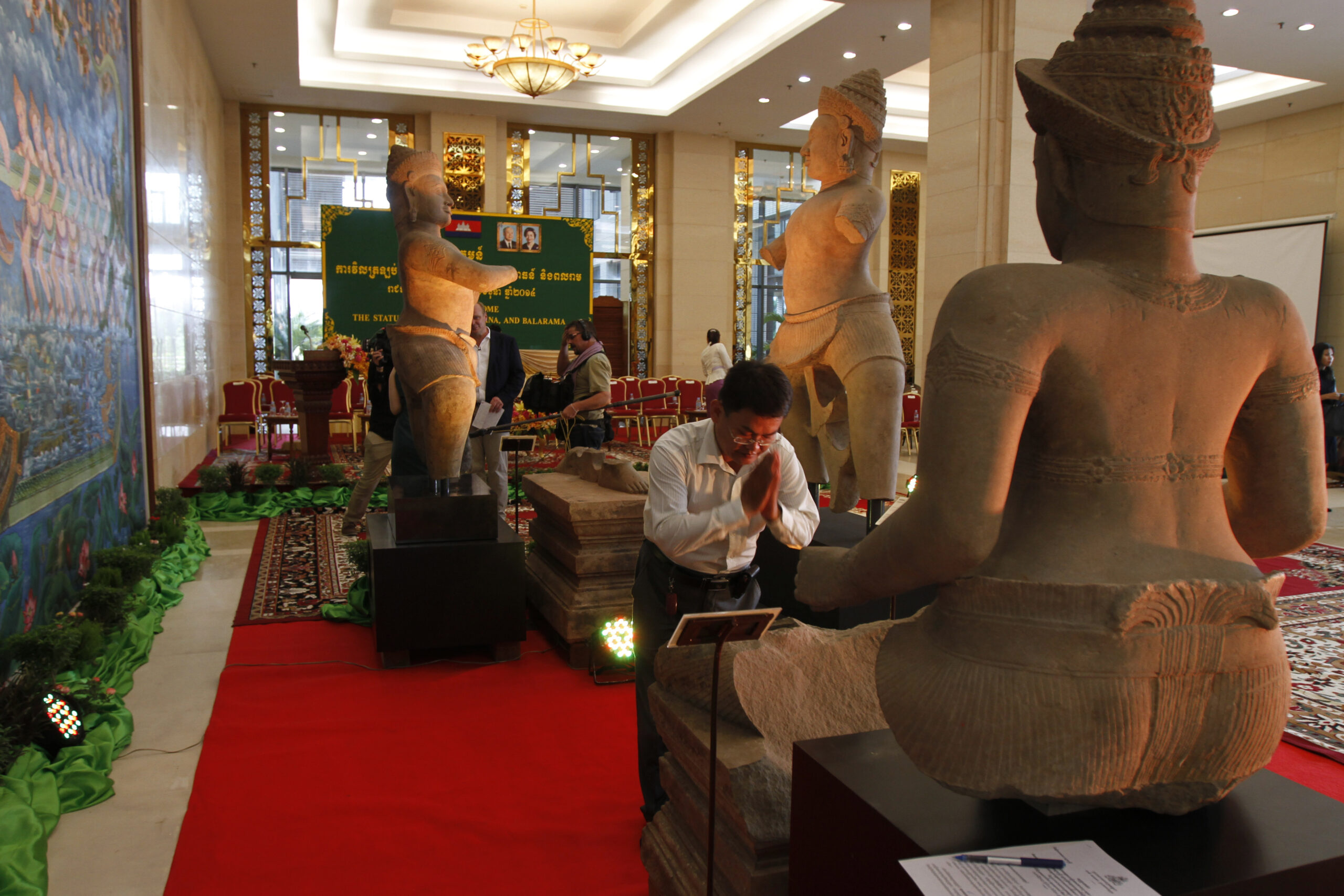 Cambodia welcomes return of 1,000-year-old statues