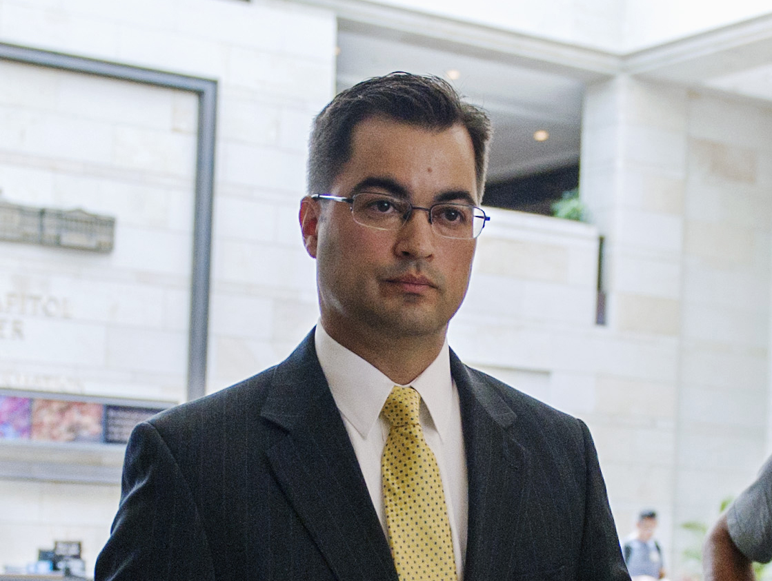 Clinton IT staffer refuses to testify after immunity deal