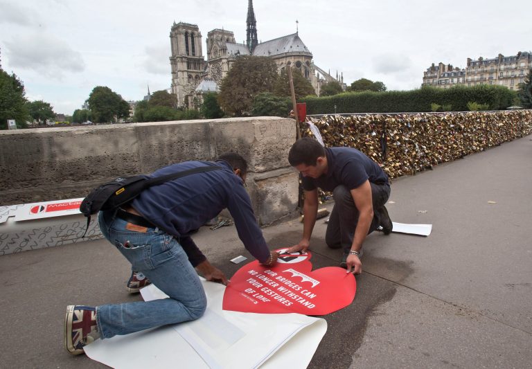 Key to love? Paris swaps selfies for bridge locks