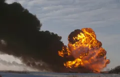 Train explodes carrying shale oil in North Dakota
