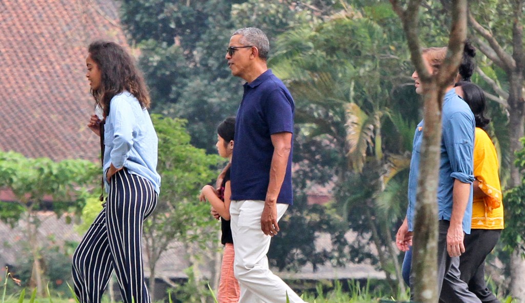 Barack Obama spotted moving daughter Malia into Harvard