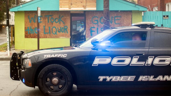Manhunt after way after 1 officer killed, 1 in critical condition in Georgia