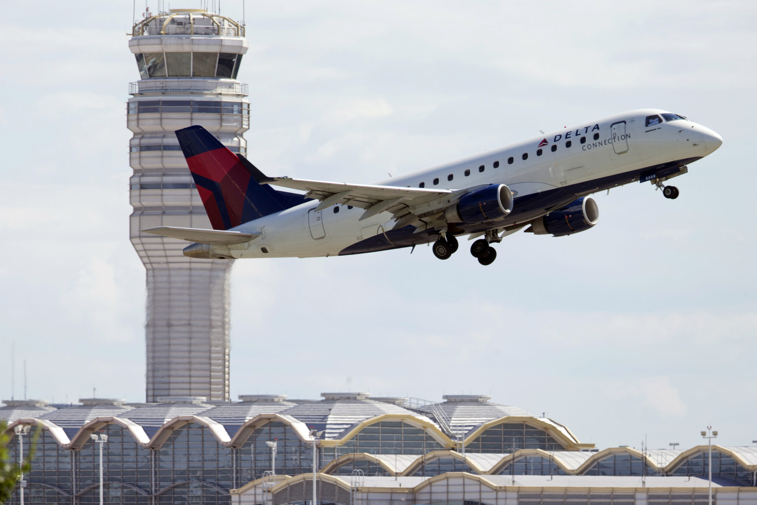 Delta’s 3Q profit falls on one-time items