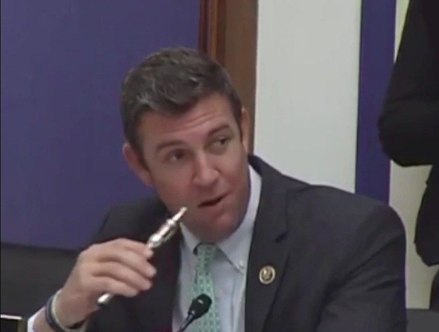 Lawmaker vapes in House while defending vaping