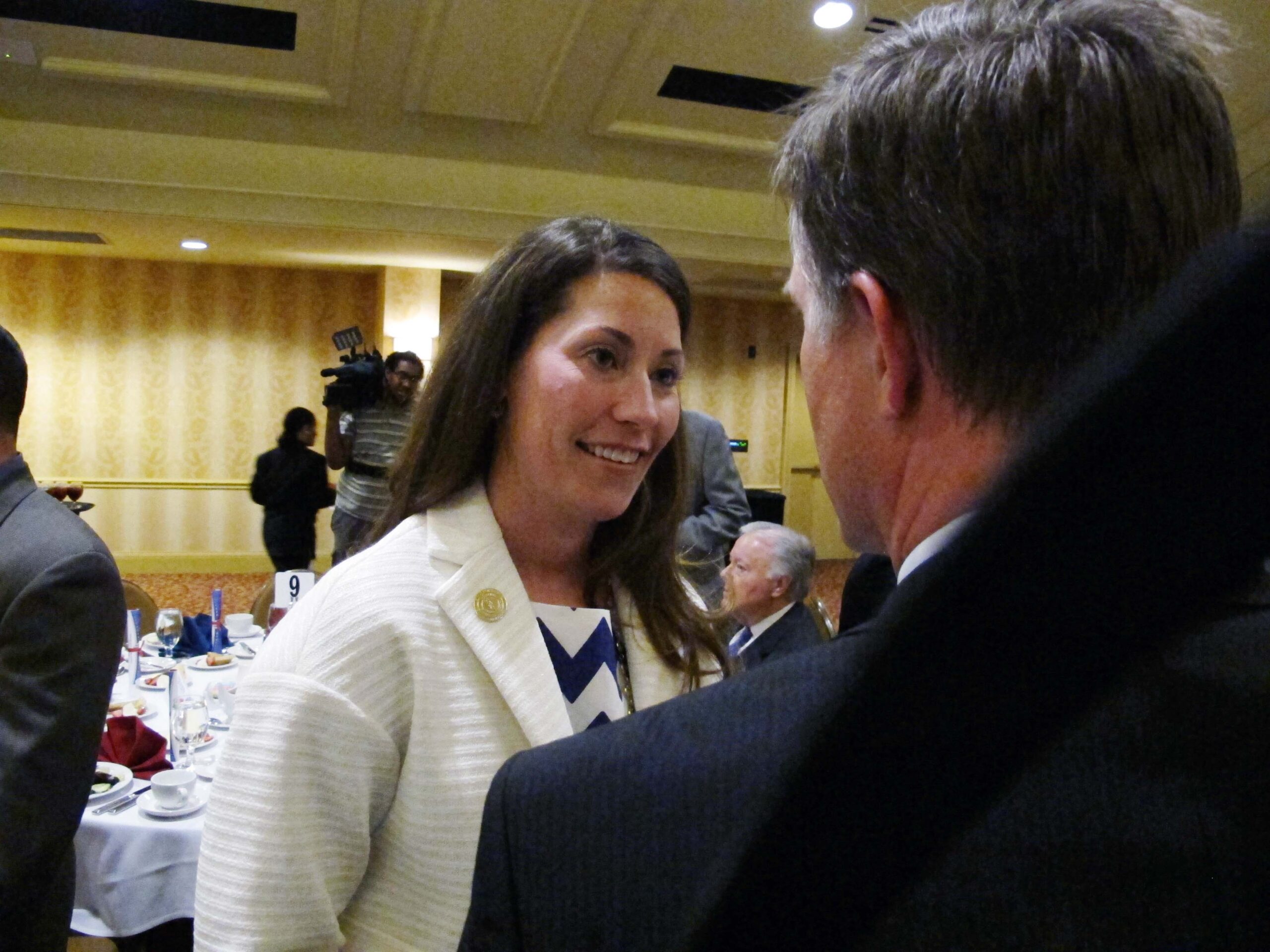 Democrat Alison Lundergan Grimes to challenge Senate GOP leader Mitch McConnell