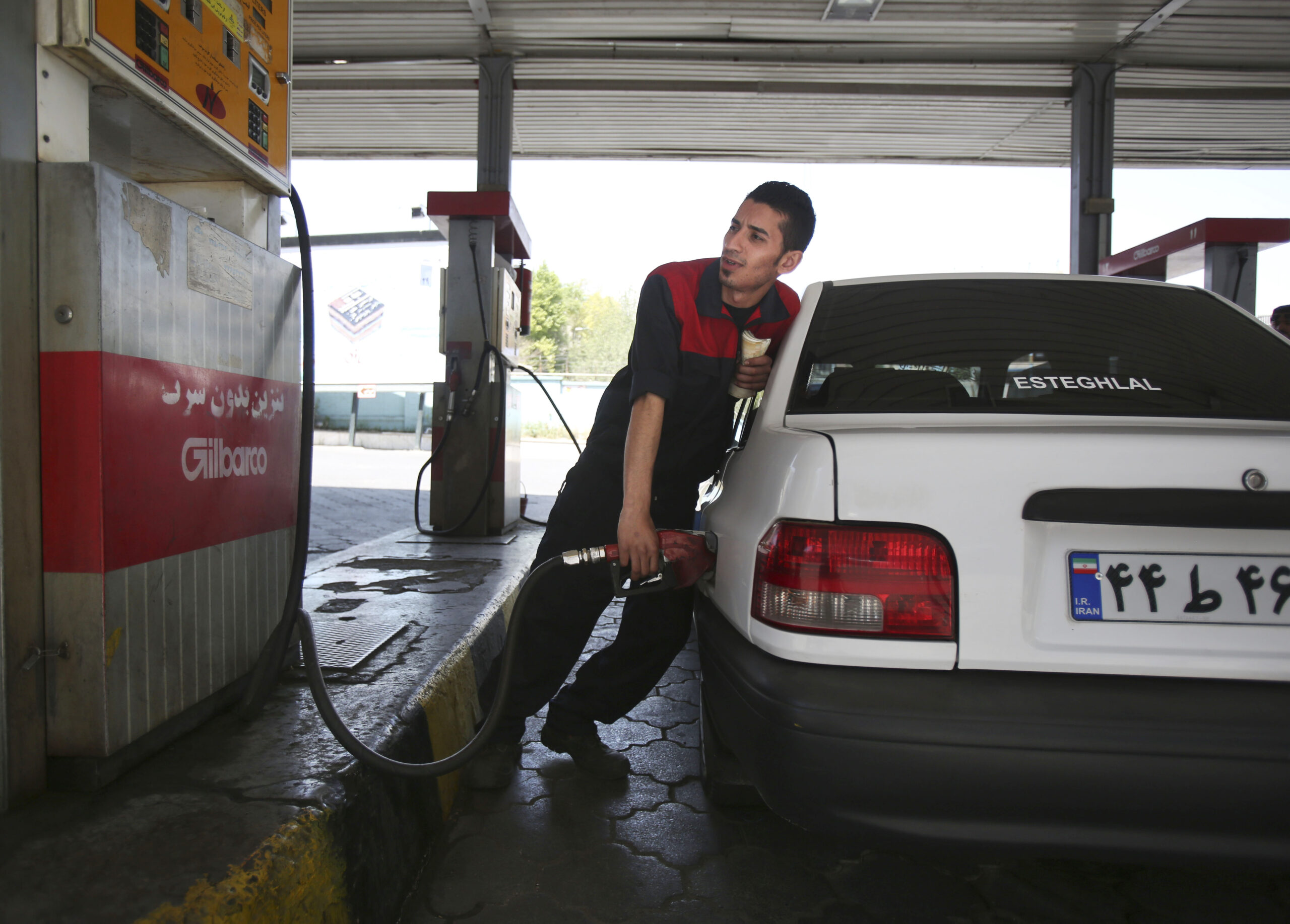 Iran cuts portion of gasoline subsidies