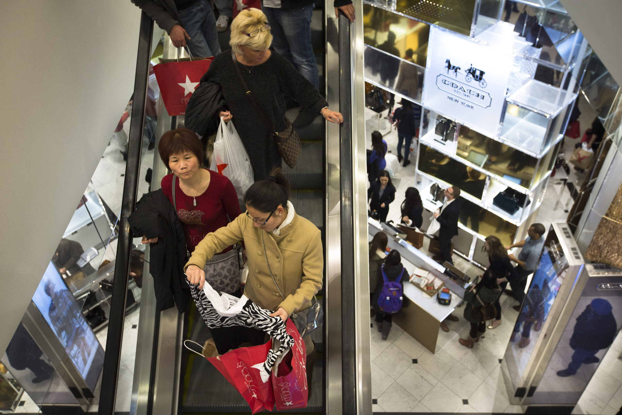 Macy’s 4Q profit up 11 pct; sales miss forecasts