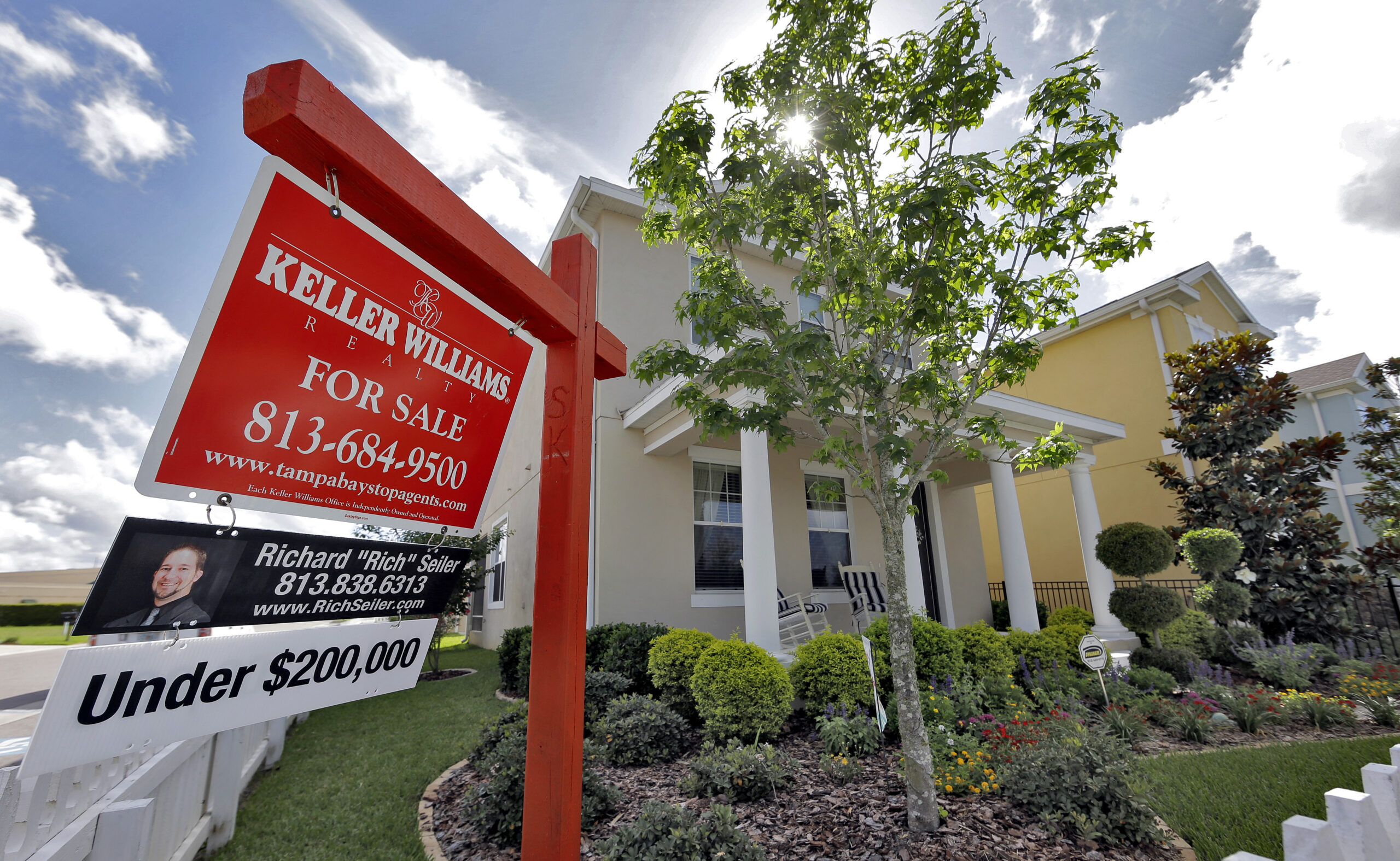 Mortgage applications hit lowest level since 1996 as soaring rates crush affordability