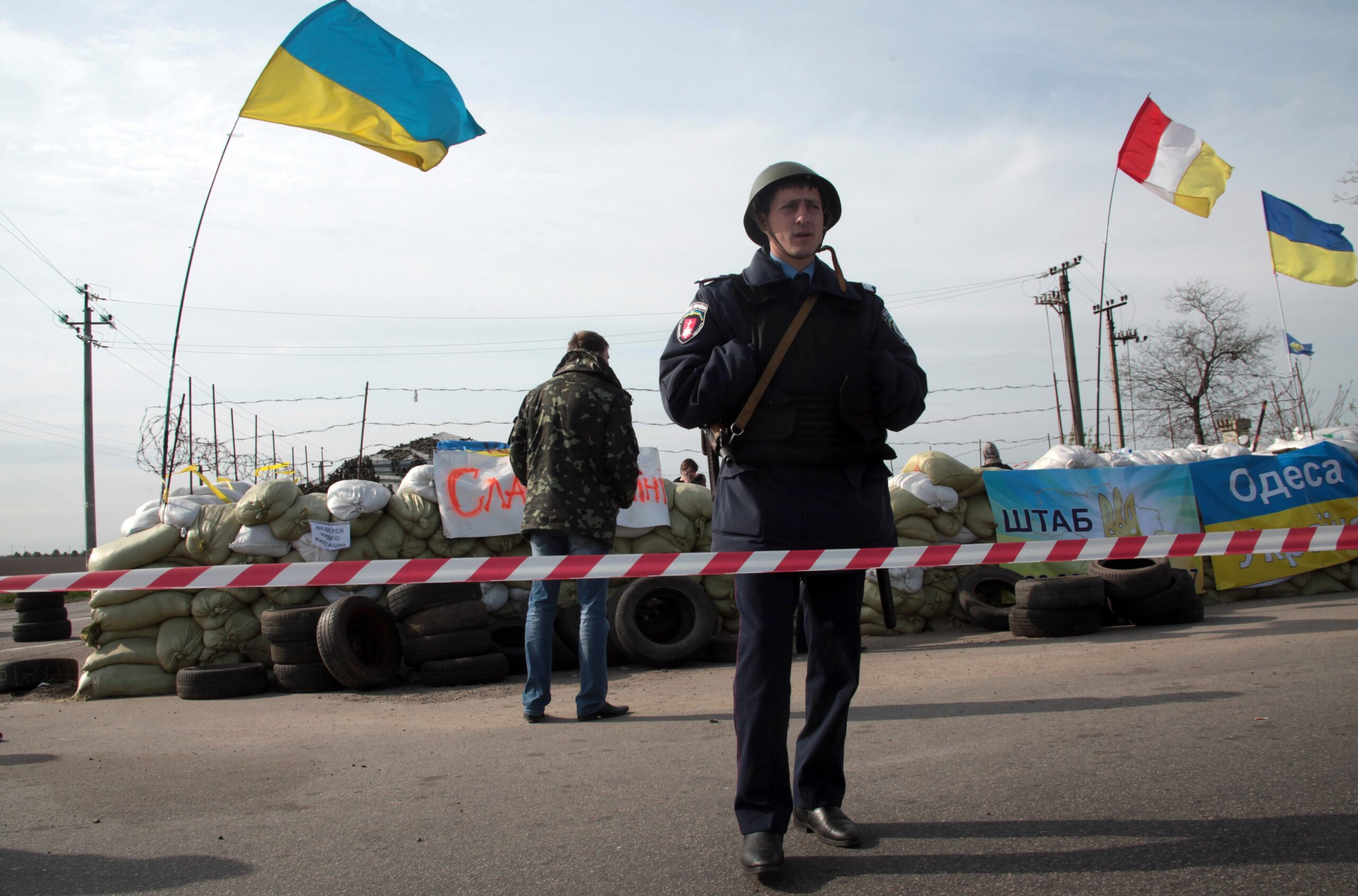 Ukraine tensions roil markets, Amazon disappoints