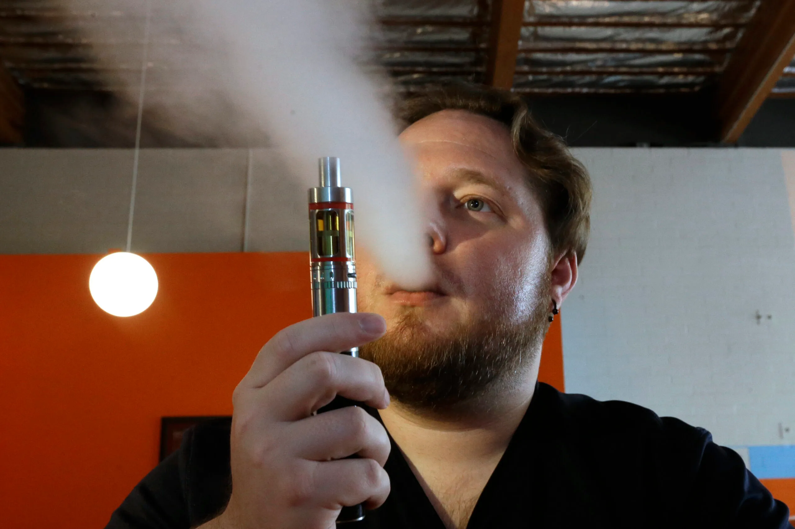 Trump urged to snuff out FDA rules threatening 15,000 e-cig makers