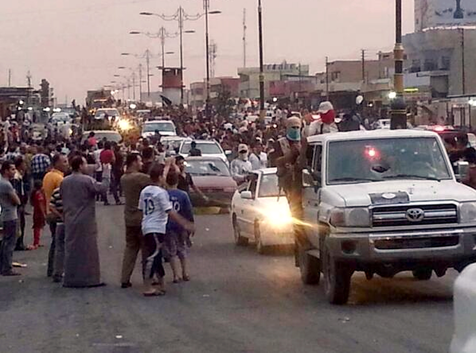 Oil rises again, nears $107 on Iraq fighting