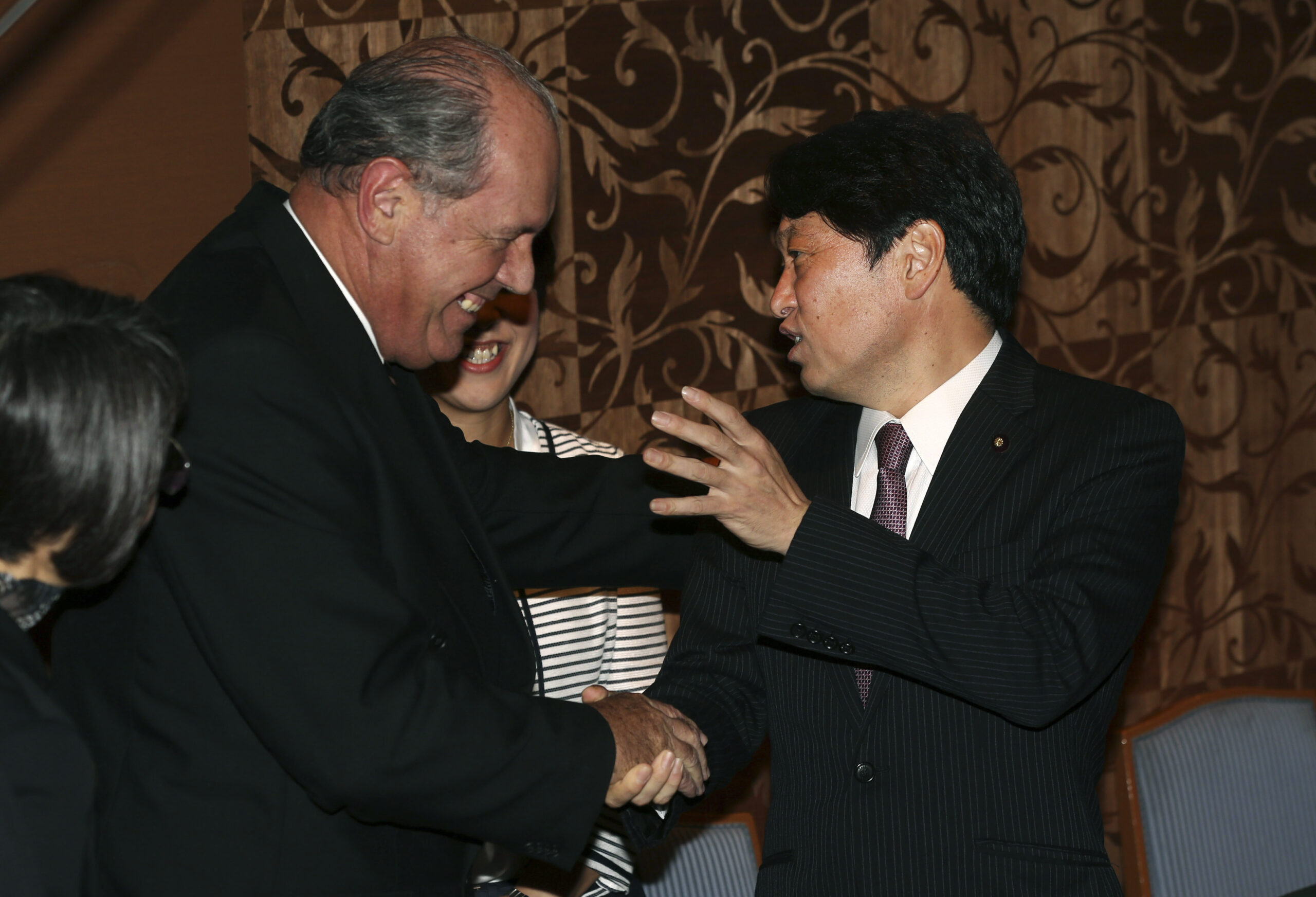 Japan, Australia eye sub deal, closer defense ties