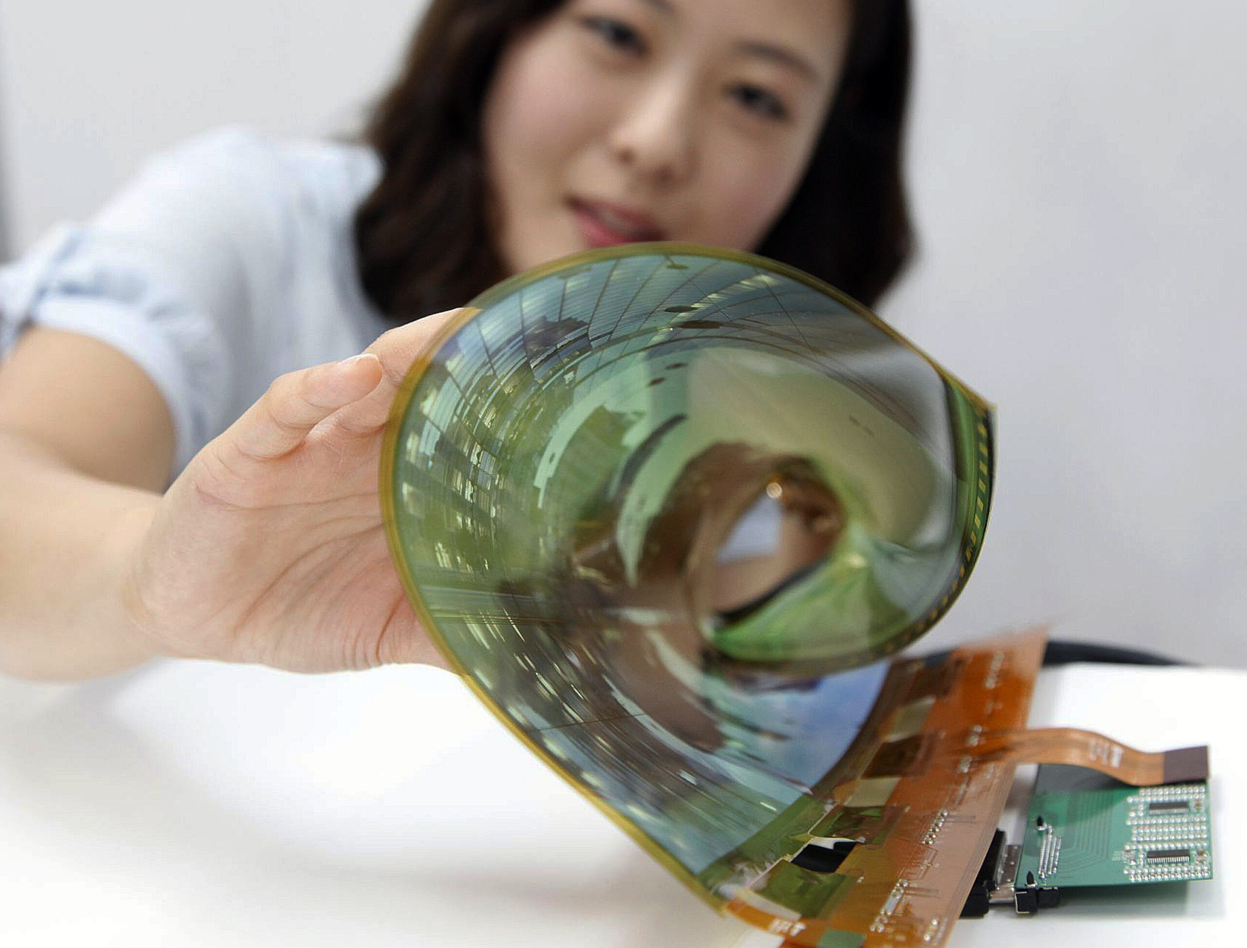 LG Display unveils 18-inch flexible display