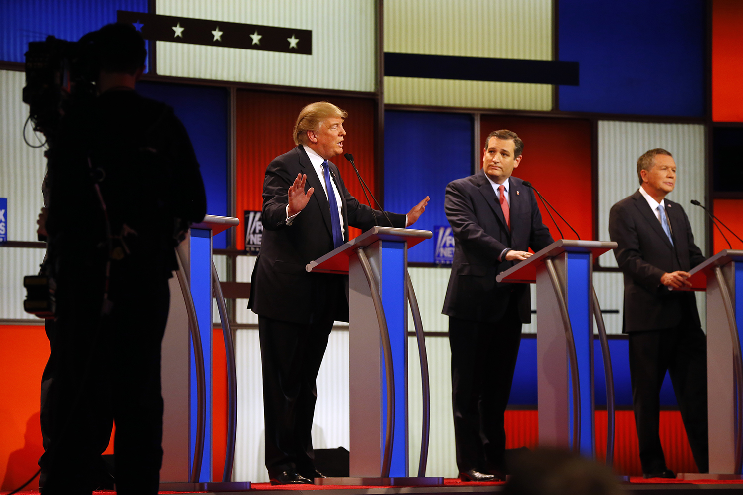 Poll shows Trump leading N.Y., Cruz edging in Wis.