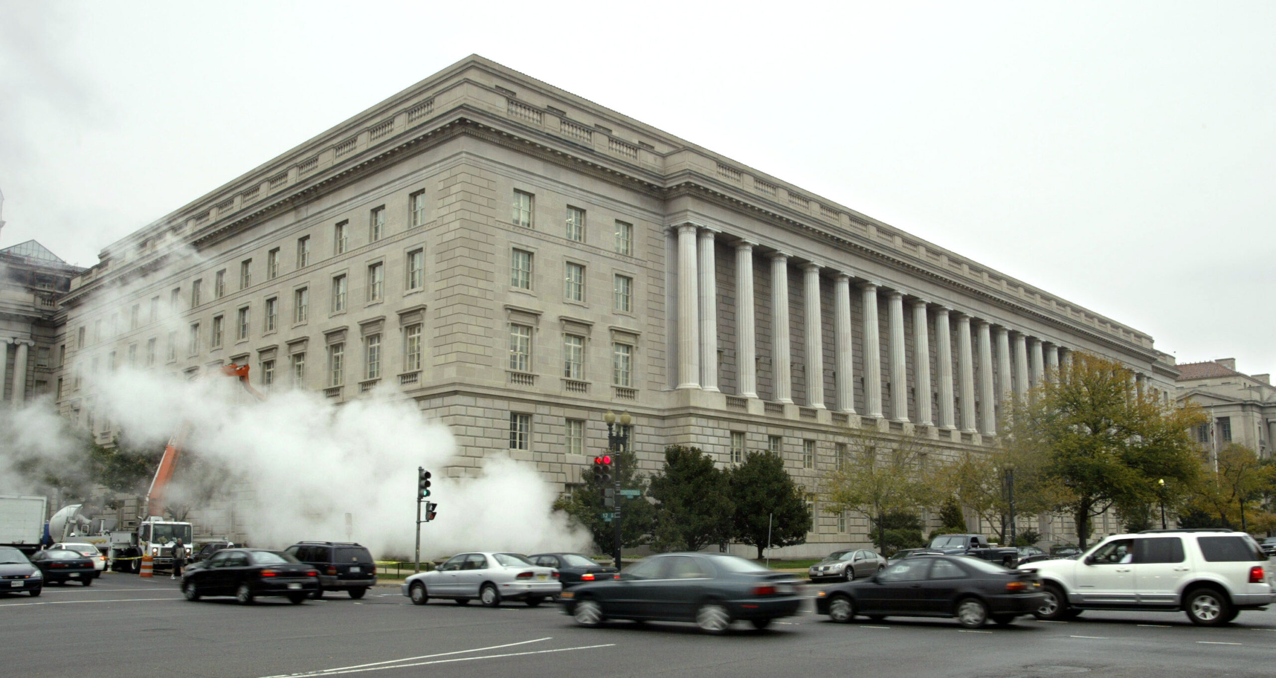 Report: IRS fraudulently awarded $500 million in contracts to friend of top agency official