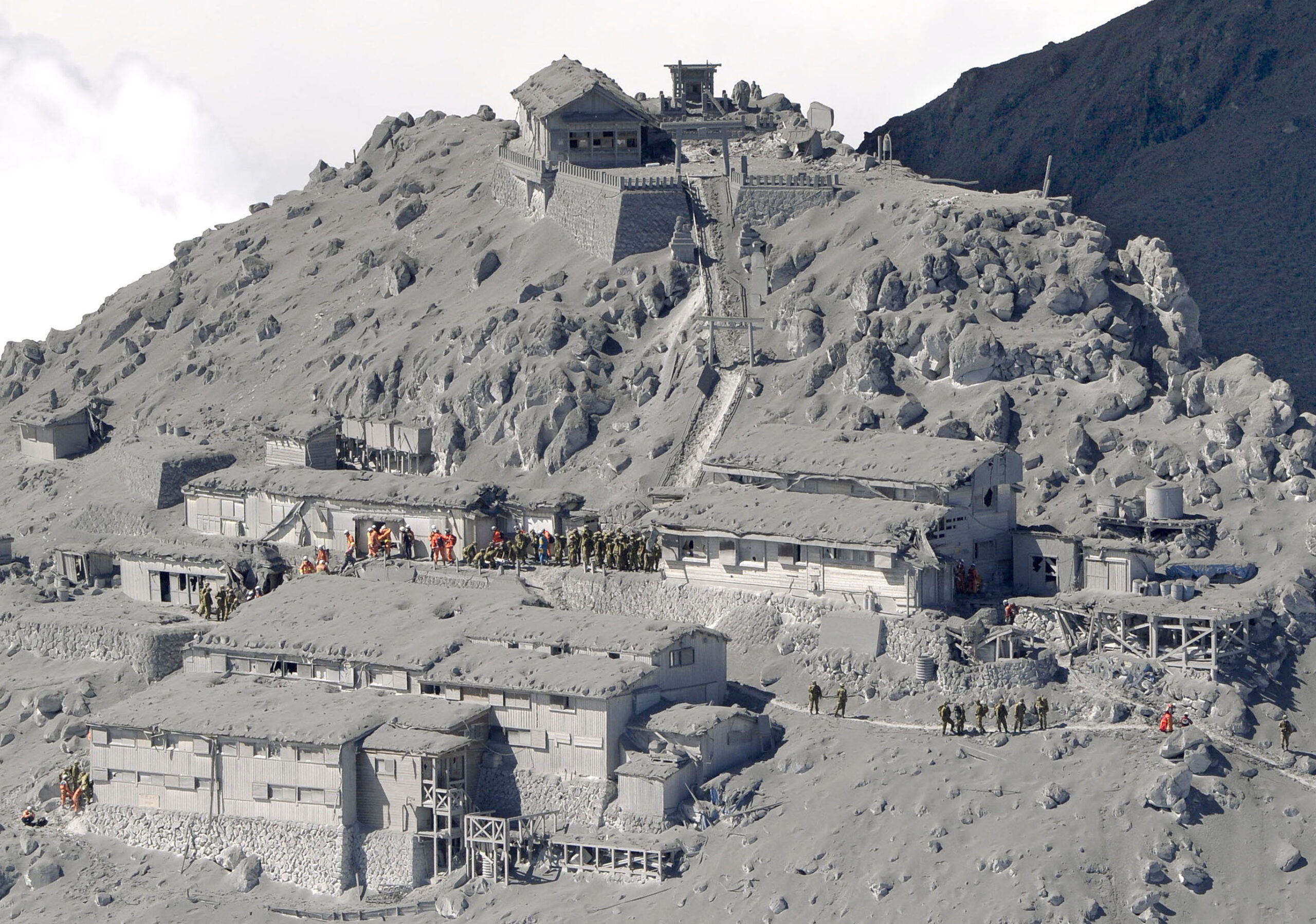 Recovery of bodies suspended at Japanese volcano
