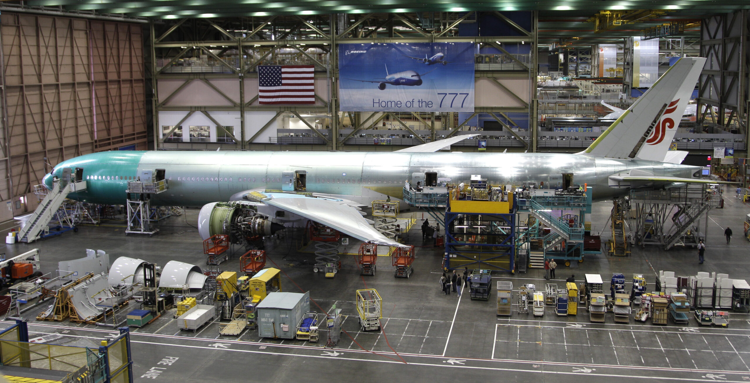 Union members narrowly approve Boeing contract
