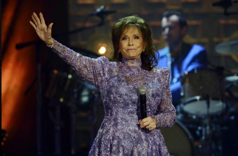 SEE IT: Dolly Parton, Reba McEntire, and country music world react to death of Loretta Lynn