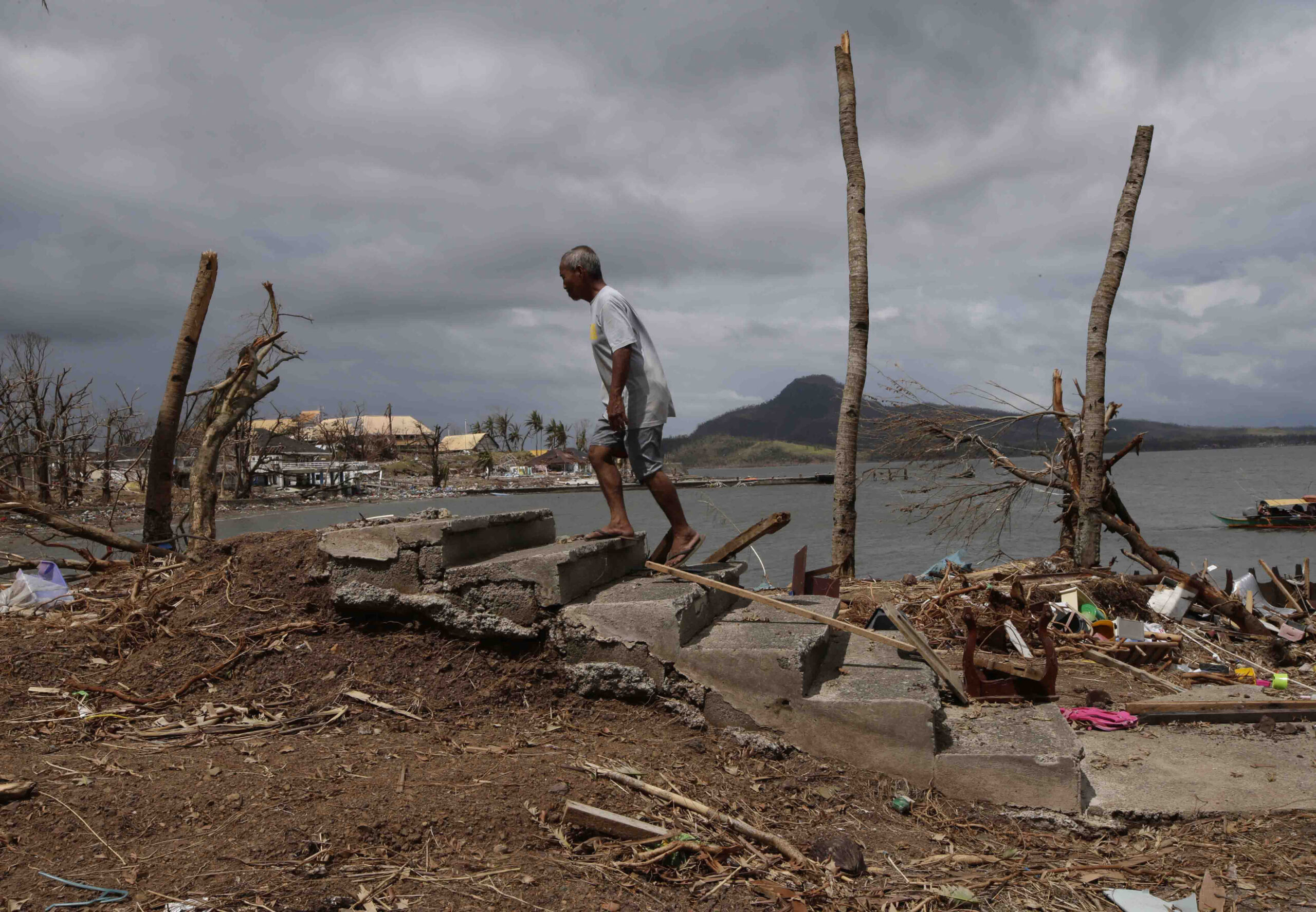 Obama offers way for public to aid typhoon victims