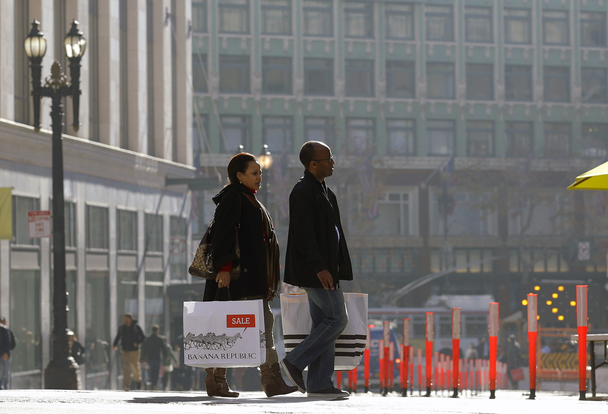 US retail sales inch up, but holiday spending weak