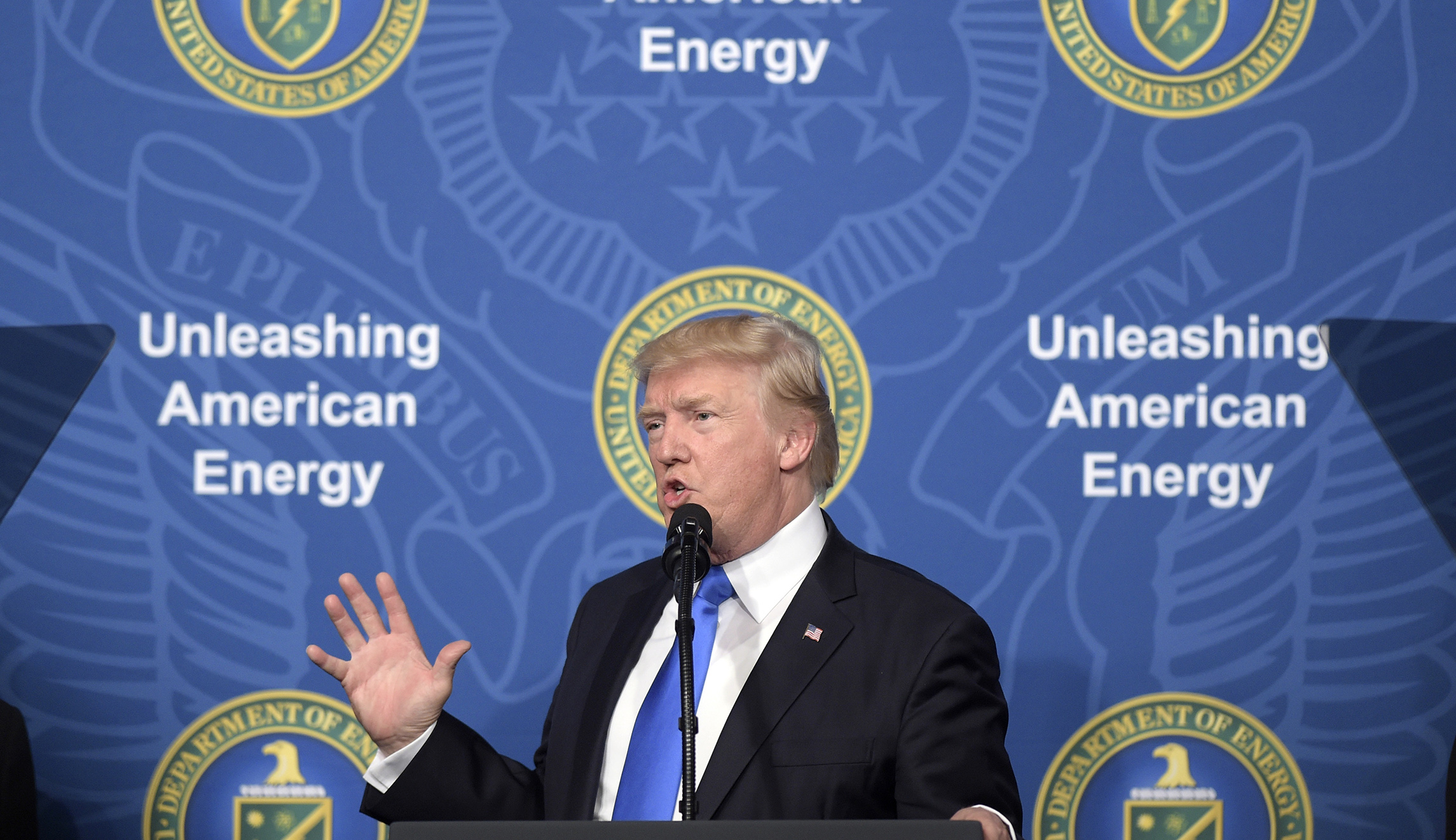 Trump vows to build oil pipeline under border wall