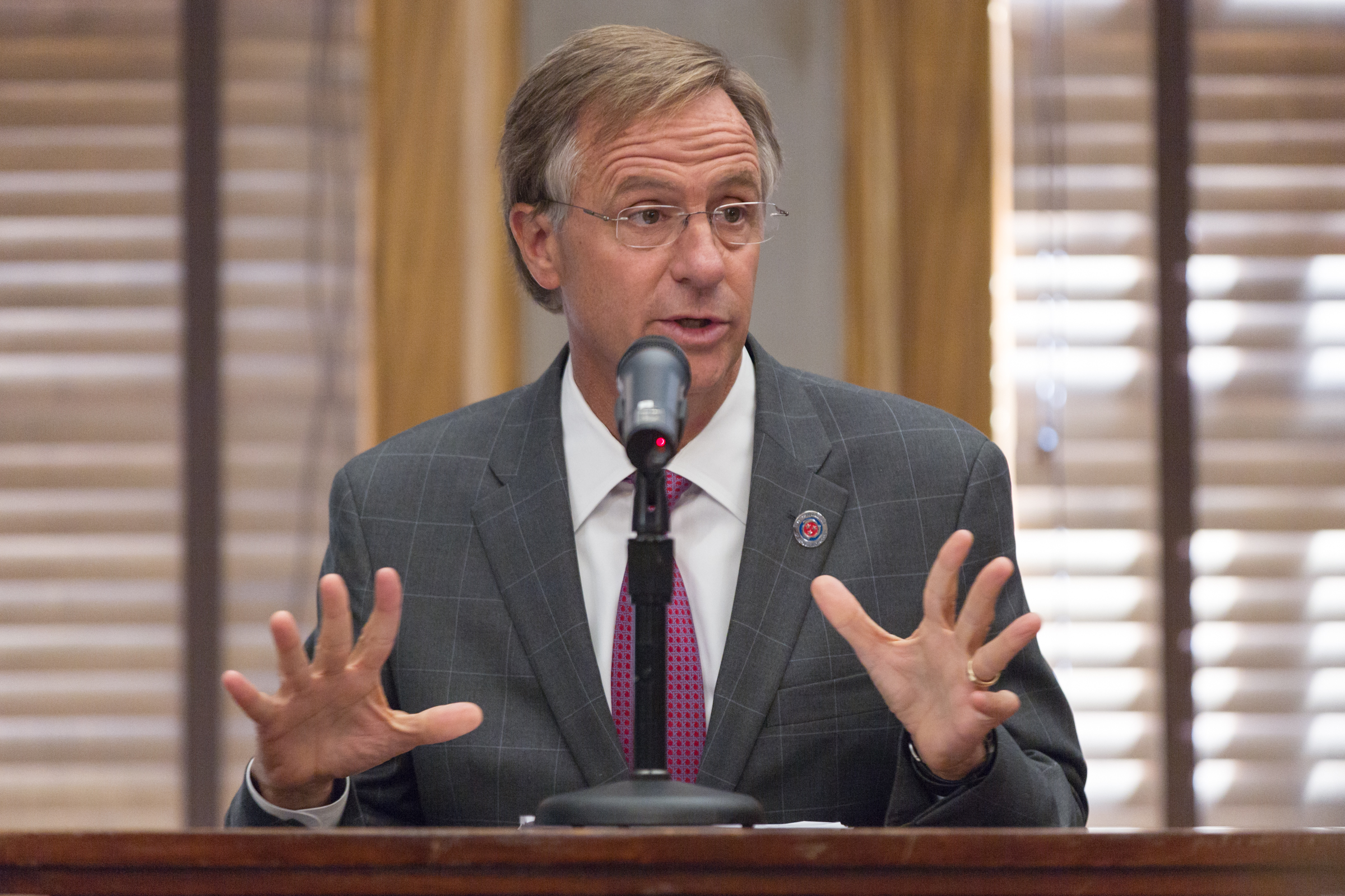Tenn. governor urges Congress to protect military recruiting centers