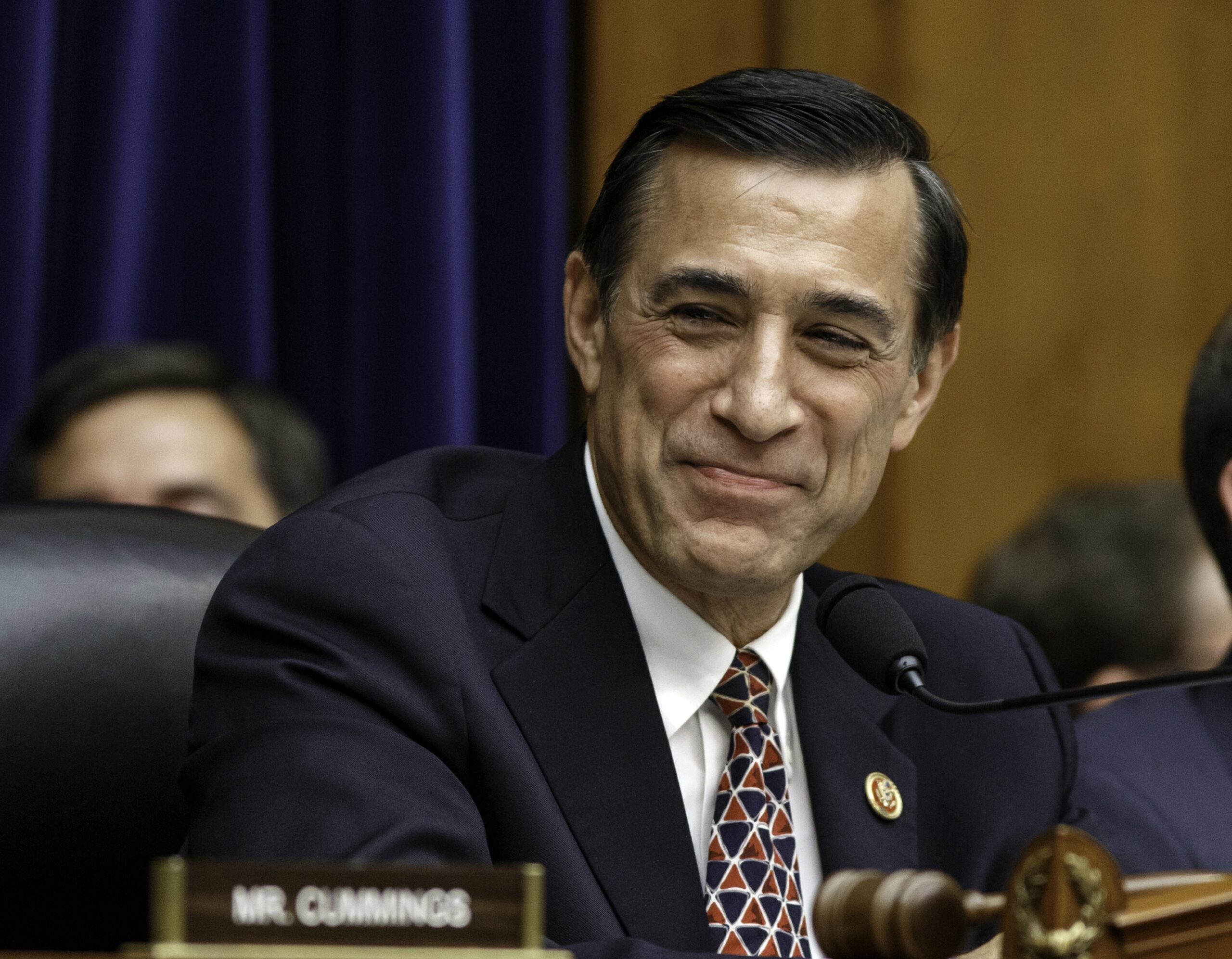 Issa clings to narrow lead in last undecided House race