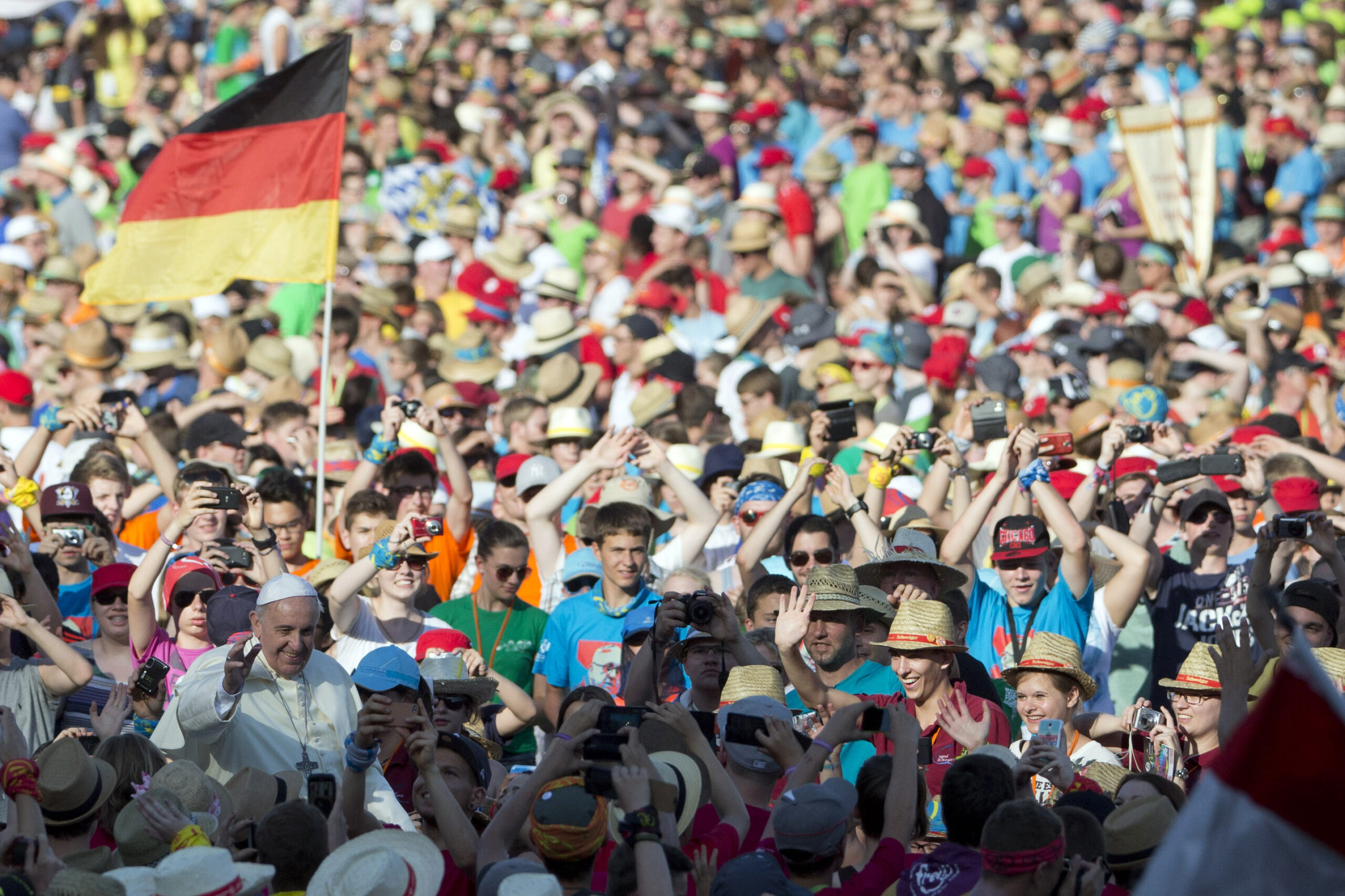 Pope speaks in German to 50,000 Catholic kids