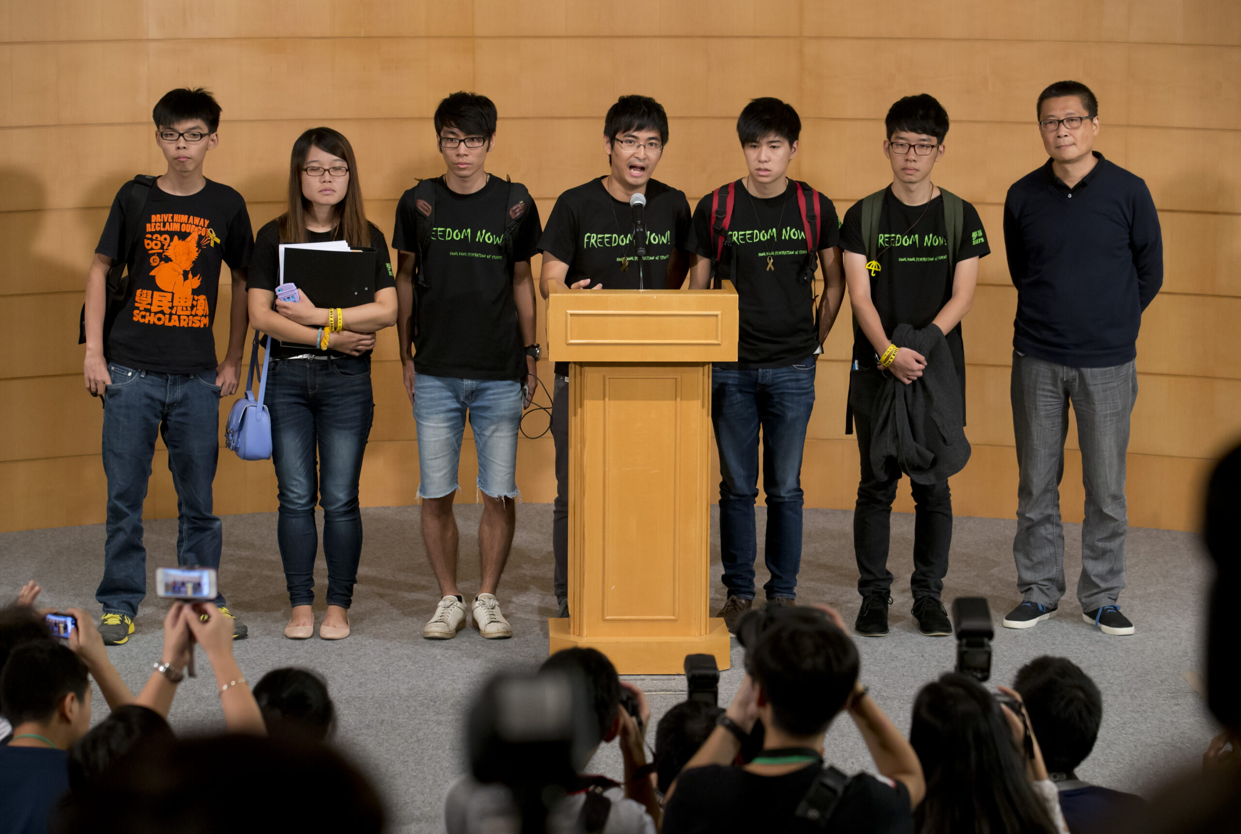 Hong Kong students, officials talk but don’t agree