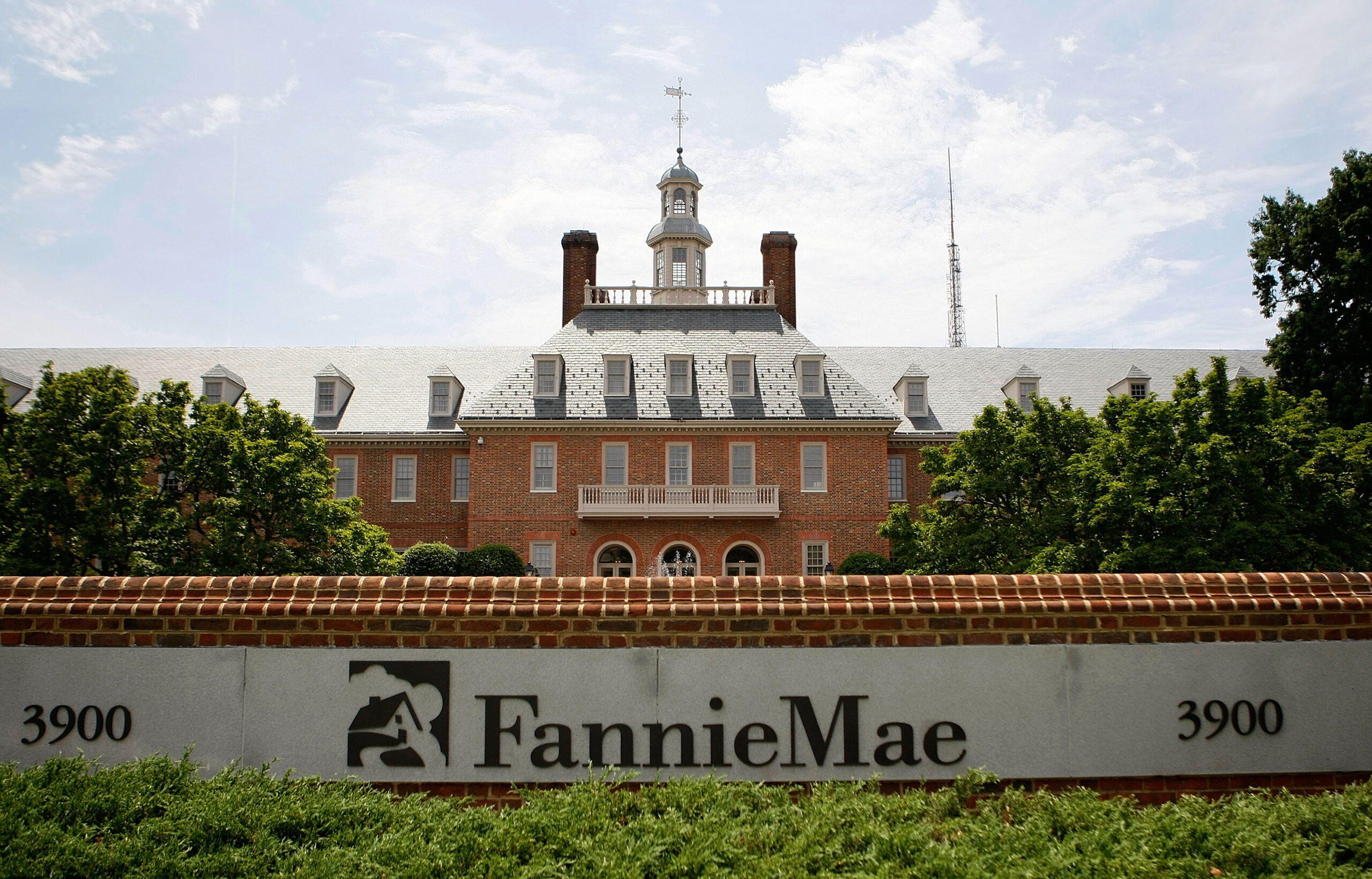 House panel votes to cap CEO pay at Fannie, Freddie