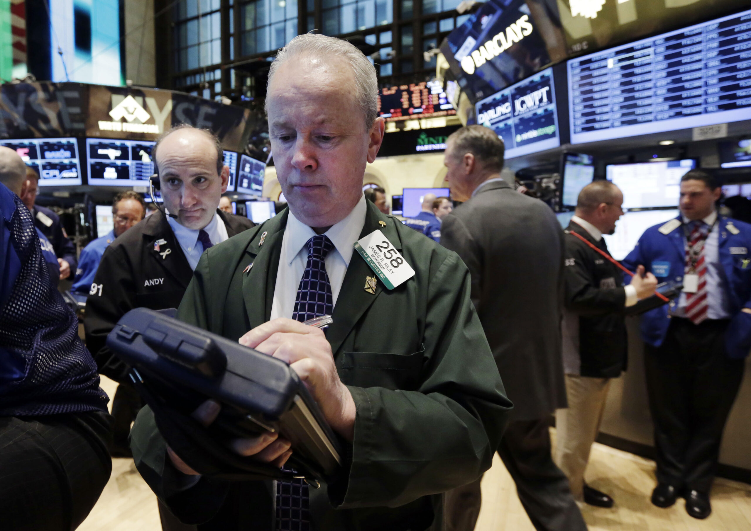 Stocks rise, breaking a three-day losing streak